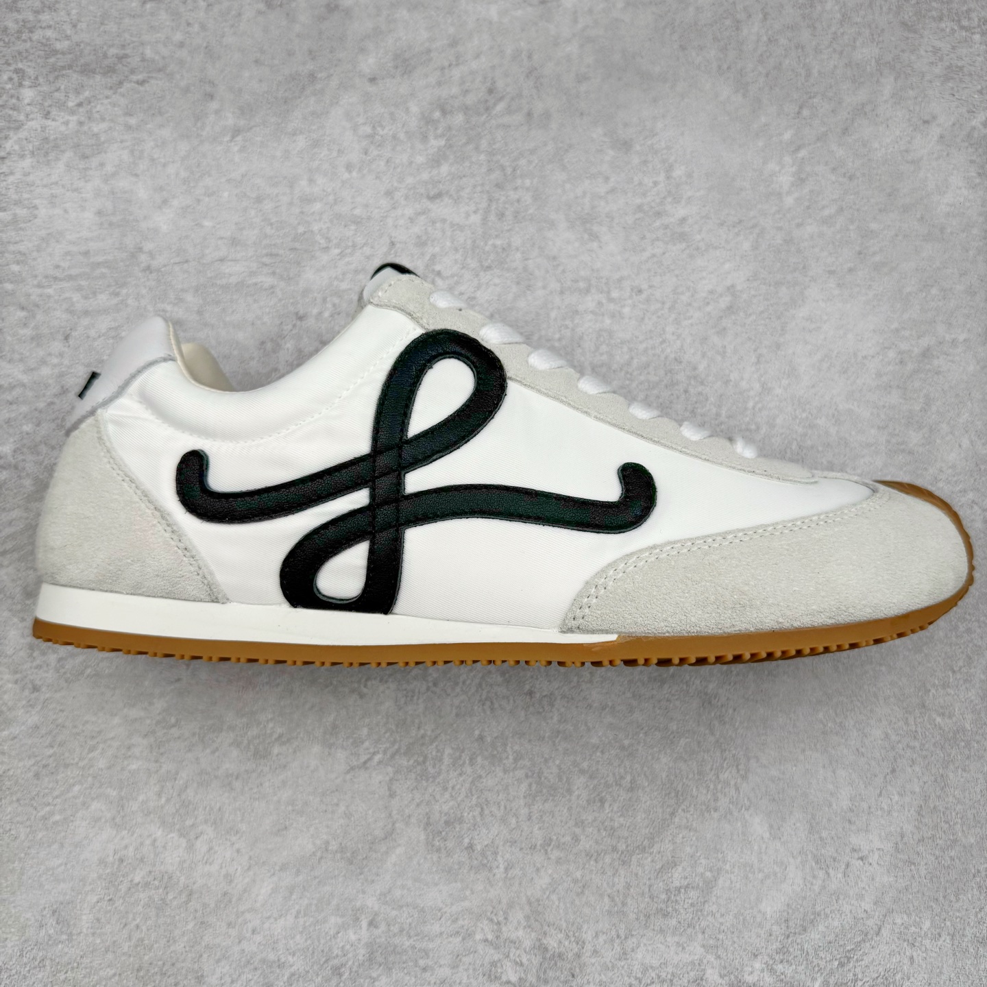 ＃M纯原 LOEWE 2025 | Ballet Runner 2.0 罗意威新款芭蕾舞鞋拼色德训鞋阿甘鞋 全套原纸板楦头开发 后跟3D注塑橡胶LOEWE徽标 原厂数据大底磨具 进口羊皮内里加鞋垫 磁吸翻盖盒 内配帆布防尘袋 配件齐全 官方一致 原装纸板中底 带采用反绒牛皮革拼接头层皮饰片鞋面材质 鞋身原装高密度防刮防水尼龙面料 不对称鞋头造型 作为LOEWE的标志性设计 超柔软轻便且灵活的鞋底 新的波浪纹理橡胶外底 延伸至鞋头 升级的柔软皮革内衬和鞋床 提供最大舒适感 后跟有3D注塑橡胶徽标 真皮和皮料混搭彰显复古风格 拼色拼接鞋面 非常高级隐藏式小内增高 脚后跟设计新颖 柔软舒适 会被评为年度最舒适的暴走鞋 如履平地 内娱明星杨幂等众多同款上脚 小红书 一系列素材图 极具爆款 尺码：35 36 37 38 39 40 41 42 43 44 45-选品中心