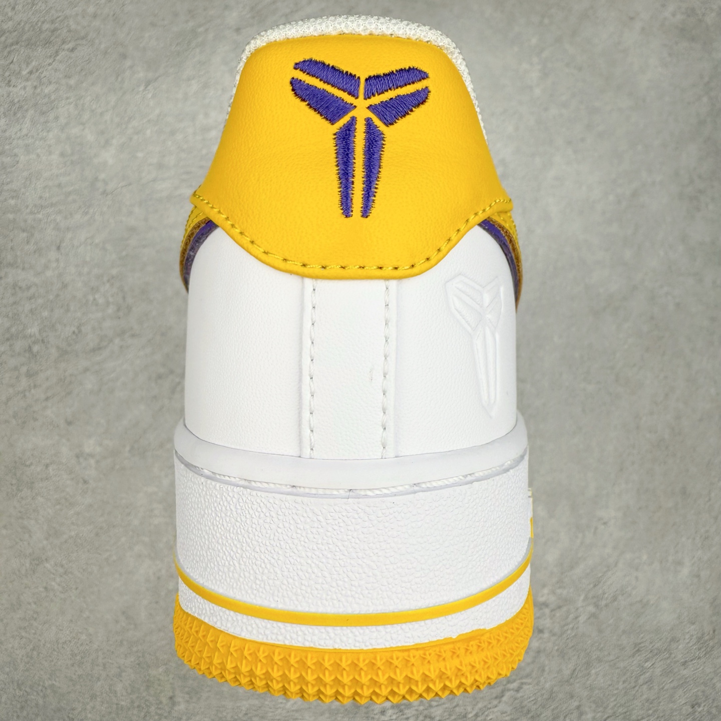 图片[8]-＃XT纯原 NK Air Force 1´07 Low 空军一号低帮百搭休闲运动板鞋 FZ1151-100 顶级批次 2022全新楦头鞋型 鱼鳞大底 历时开发三个月 清洁度完美 二维码鞋标 内置芯片及solo气垫 大底高度及其弧度依照正品 钢印 logo刺绣 鞋口弧度 鞋头长度 鞋面冲孔 鞋垫背胶及钢印 完美鞋型对比正品 每一处都是细节满满 柔软、弹性十足的缓震性能和出色的中底设计 横跨复古与现代的外型结合 造就出风靡全球 三十多年的Force 1 直到今天还深受青睐 实拍调校N版已经零色差零失真 百分百还原实物色彩所见即所得 不存在货不对板色差等低级问题 选购参考实物拍摄 不混卖不参货 只用心做好货严格选品 承诺混一赔十 尺码：36 36.5 37.5 38 38.5 39 40 40.5 41 42 42.5 43 44 44.5 45-选品中心