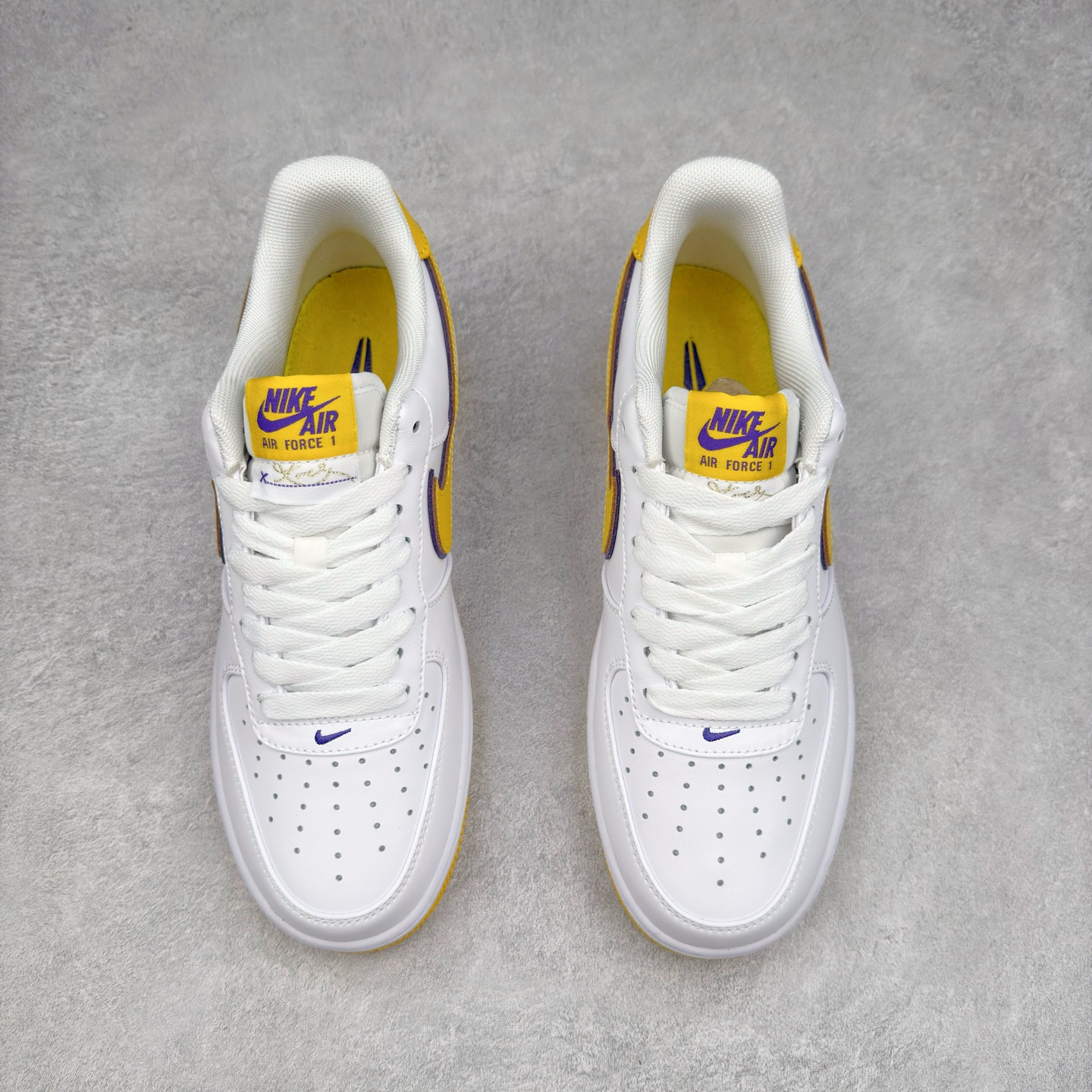 图片[2]-＃XT纯原 NK Air Force 1´07 Low 空军一号低帮百搭休闲运动板鞋 FZ1151-100 顶级批次 2022全新楦头鞋型 鱼鳞大底 历时开发三个月 清洁度完美 二维码鞋标 内置芯片及solo气垫 大底高度及其弧度依照正品 钢印 logo刺绣 鞋口弧度 鞋头长度 鞋面冲孔 鞋垫背胶及钢印 完美鞋型对比正品 每一处都是细节满满 柔软、弹性十足的缓震性能和出色的中底设计 横跨复古与现代的外型结合 造就出风靡全球 三十多年的Force 1 直到今天还深受青睐 实拍调校N版已经零色差零失真 百分百还原实物色彩所见即所得 不存在货不对板色差等低级问题 选购参考实物拍摄 不混卖不参货 只用心做好货严格选品 承诺混一赔十 尺码：36 36.5 37.5 38 38.5 39 40 40.5 41 42 42.5 43 44 44.5 45-选品中心