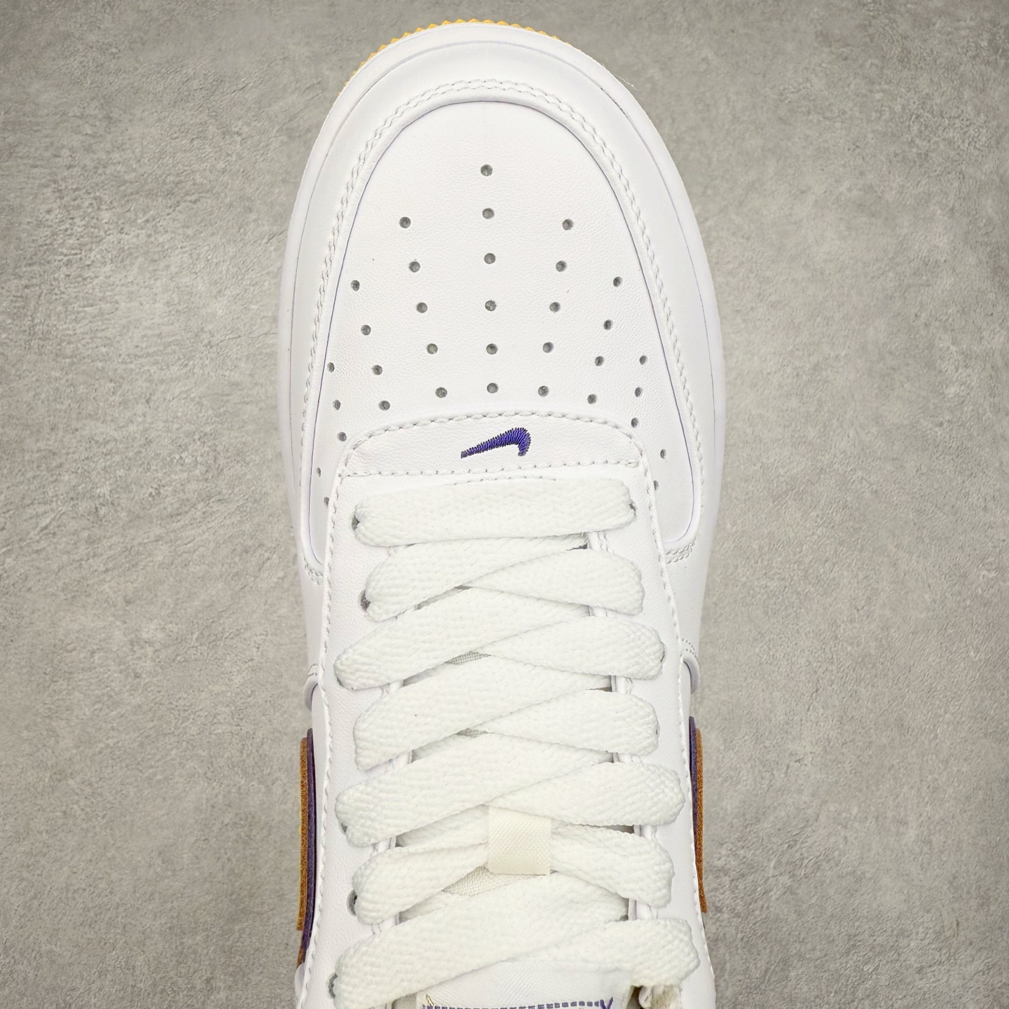 图片[4]-＃XT纯原 NK Air Force 1´07 Low 空军一号低帮百搭休闲运动板鞋 FZ1151-100 顶级批次 2022全新楦头鞋型 鱼鳞大底 历时开发三个月 清洁度完美 二维码鞋标 内置芯片及solo气垫 大底高度及其弧度依照正品 钢印 logo刺绣 鞋口弧度 鞋头长度 鞋面冲孔 鞋垫背胶及钢印 完美鞋型对比正品 每一处都是细节满满 柔软、弹性十足的缓震性能和出色的中底设计 横跨复古与现代的外型结合 造就出风靡全球 三十多年的Force 1 直到今天还深受青睐 实拍调校N版已经零色差零失真 百分百还原实物色彩所见即所得 不存在货不对板色差等低级问题 选购参考实物拍摄 不混卖不参货 只用心做好货严格选品 承诺混一赔十 尺码：36 36.5 37.5 38 38.5 39 40 40.5 41 42 42.5 43 44 44.5 45-选品中心