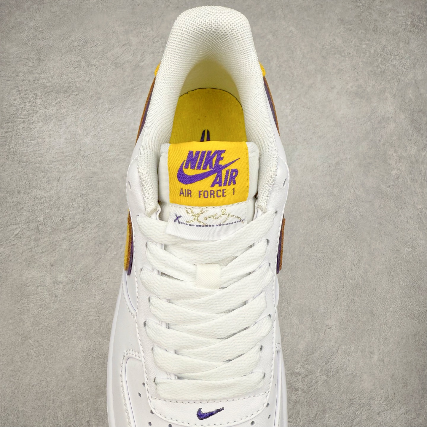 图片[5]-＃XT纯原 NK Air Force 1´07 Low 空军一号低帮百搭休闲运动板鞋 FZ1151-100 顶级批次 2022全新楦头鞋型 鱼鳞大底 历时开发三个月 清洁度完美 二维码鞋标 内置芯片及solo气垫 大底高度及其弧度依照正品 钢印 logo刺绣 鞋口弧度 鞋头长度 鞋面冲孔 鞋垫背胶及钢印 完美鞋型对比正品 每一处都是细节满满 柔软、弹性十足的缓震性能和出色的中底设计 横跨复古与现代的外型结合 造就出风靡全球 三十多年的Force 1 直到今天还深受青睐 实拍调校N版已经零色差零失真 百分百还原实物色彩所见即所得 不存在货不对板色差等低级问题 选购参考实物拍摄 不混卖不参货 只用心做好货严格选品 承诺混一赔十 尺码：36 36.5 37.5 38 38.5 39 40 40.5 41 42 42.5 43 44 44.5 45-选品中心