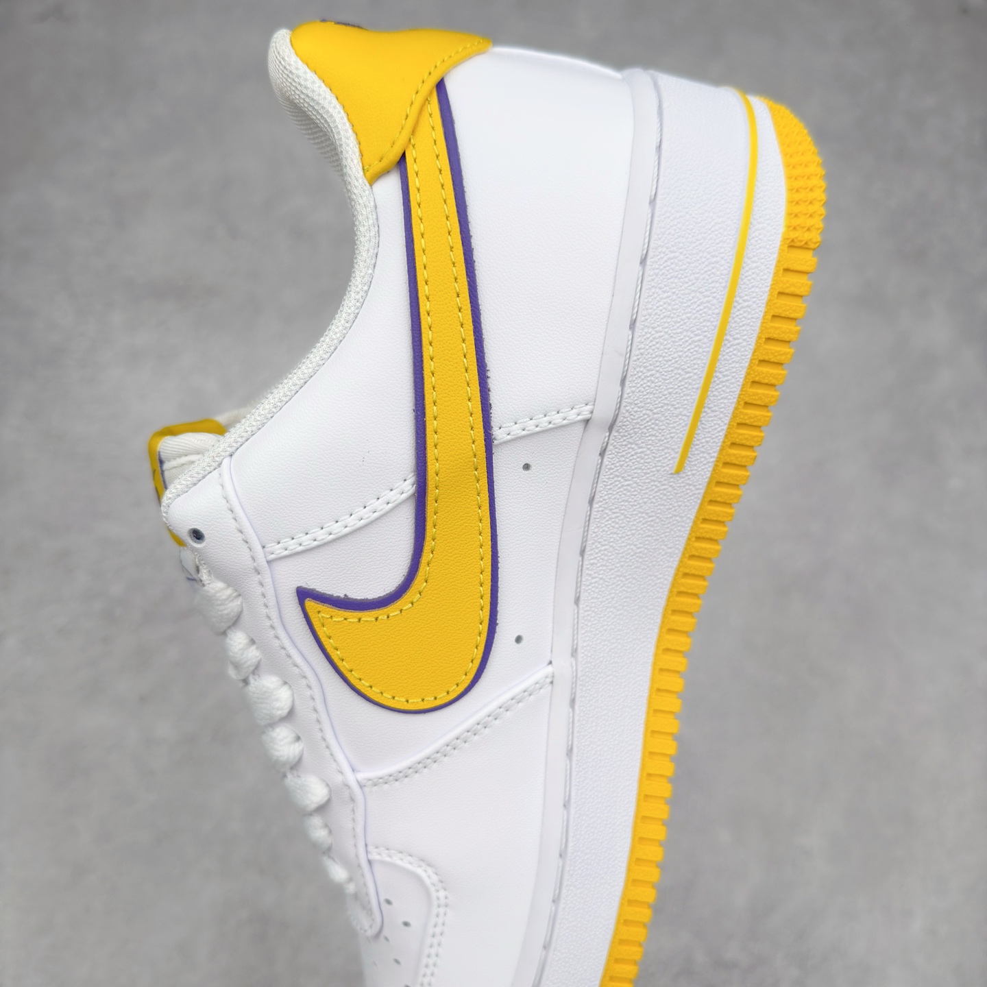 图片[7]-＃XT纯原 NK Air Force 1´07 Low 空军一号低帮百搭休闲运动板鞋 FZ1151-100 顶级批次 2022全新楦头鞋型 鱼鳞大底 历时开发三个月 清洁度完美 二维码鞋标 内置芯片及solo气垫 大底高度及其弧度依照正品 钢印 logo刺绣 鞋口弧度 鞋头长度 鞋面冲孔 鞋垫背胶及钢印 完美鞋型对比正品 每一处都是细节满满 柔软、弹性十足的缓震性能和出色的中底设计 横跨复古与现代的外型结合 造就出风靡全球 三十多年的Force 1 直到今天还深受青睐 实拍调校N版已经零色差零失真 百分百还原实物色彩所见即所得 不存在货不对板色差等低级问题 选购参考实物拍摄 不混卖不参货 只用心做好货严格选品 承诺混一赔十 尺码：36 36.5 37.5 38 38.5 39 40 40.5 41 42 42.5 43 44 44.5 45-选品中心