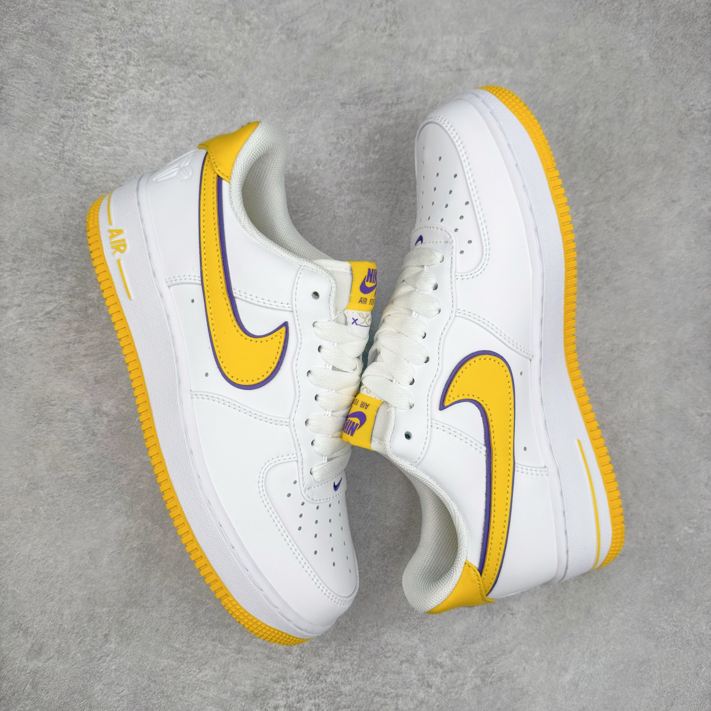 图片[3]-＃XT纯原 NK Air Force 1´07 Low 空军一号低帮百搭休闲运动板鞋 FZ1151-100 顶级批次 2022全新楦头鞋型 鱼鳞大底 历时开发三个月 清洁度完美 二维码鞋标 内置芯片及solo气垫 大底高度及其弧度依照正品 钢印 logo刺绣 鞋口弧度 鞋头长度 鞋面冲孔 鞋垫背胶及钢印 完美鞋型对比正品 每一处都是细节满满 柔软、弹性十足的缓震性能和出色的中底设计 横跨复古与现代的外型结合 造就出风靡全球 三十多年的Force 1 直到今天还深受青睐 实拍调校N版已经零色差零失真 百分百还原实物色彩所见即所得 不存在货不对板色差等低级问题 选购参考实物拍摄 不混卖不参货 只用心做好货严格选品 承诺混一赔十 尺码：36 36.5 37.5 38 38.5 39 40 40.5 41 42 42.5 43 44 44.5 45-选品中心