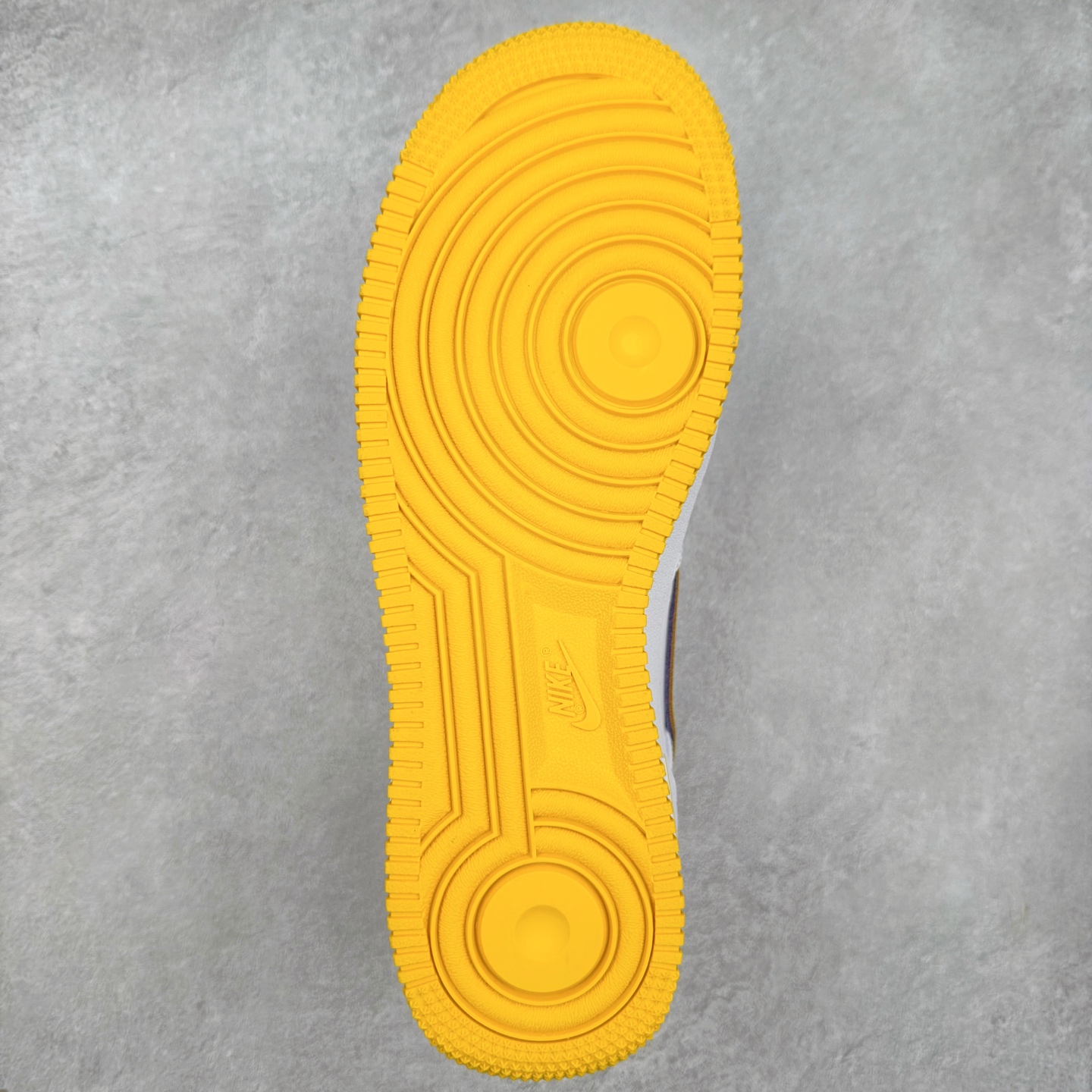 图片[9]-＃XT纯原 NK Air Force 1´07 Low 空军一号低帮百搭休闲运动板鞋 FZ1151-100 顶级批次 2022全新楦头鞋型 鱼鳞大底 历时开发三个月 清洁度完美 二维码鞋标 内置芯片及solo气垫 大底高度及其弧度依照正品 钢印 logo刺绣 鞋口弧度 鞋头长度 鞋面冲孔 鞋垫背胶及钢印 完美鞋型对比正品 每一处都是细节满满 柔软、弹性十足的缓震性能和出色的中底设计 横跨复古与现代的外型结合 造就出风靡全球 三十多年的Force 1 直到今天还深受青睐 实拍调校N版已经零色差零失真 百分百还原实物色彩所见即所得 不存在货不对板色差等低级问题 选购参考实物拍摄 不混卖不参货 只用心做好货严格选品 承诺混一赔十 尺码：36 36.5 37.5 38 38.5 39 40 40.5 41 42 42.5 43 44 44.5 45-选品中心