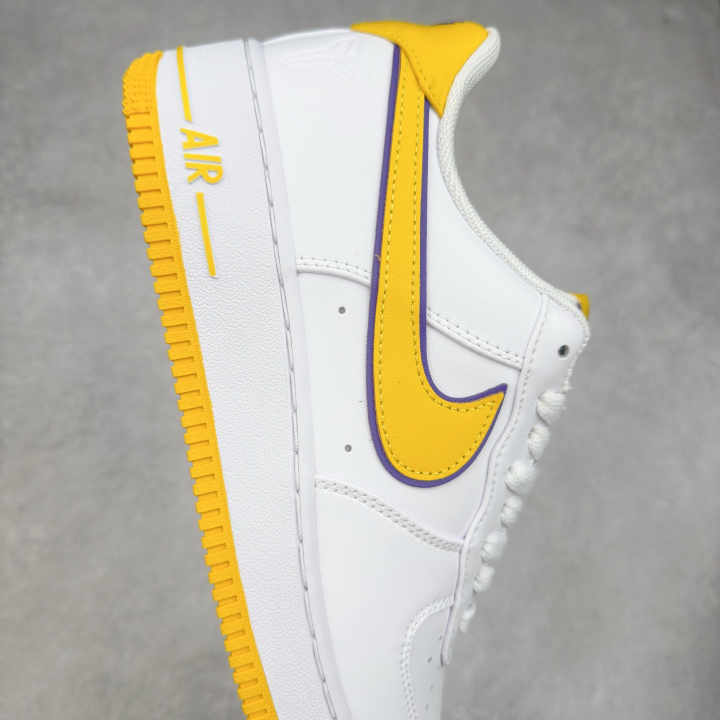 图片[6]-＃XT纯原 NK Air Force 1´07 Low 空军一号低帮百搭休闲运动板鞋 FZ1151-100 顶级批次 2022全新楦头鞋型 鱼鳞大底 历时开发三个月 清洁度完美 二维码鞋标 内置芯片及solo气垫 大底高度及其弧度依照正品 钢印 logo刺绣 鞋口弧度 鞋头长度 鞋面冲孔 鞋垫背胶及钢印 完美鞋型对比正品 每一处都是细节满满 柔软、弹性十足的缓震性能和出色的中底设计 横跨复古与现代的外型结合 造就出风靡全球 三十多年的Force 1 直到今天还深受青睐 实拍调校N版已经零色差零失真 百分百还原实物色彩所见即所得 不存在货不对板色差等低级问题 选购参考实物拍摄 不混卖不参货 只用心做好货严格选品 承诺混一赔十 尺码：36 36.5 37.5 38 38.5 39 40 40.5 41 42 42.5 43 44 44.5 45-选品中心