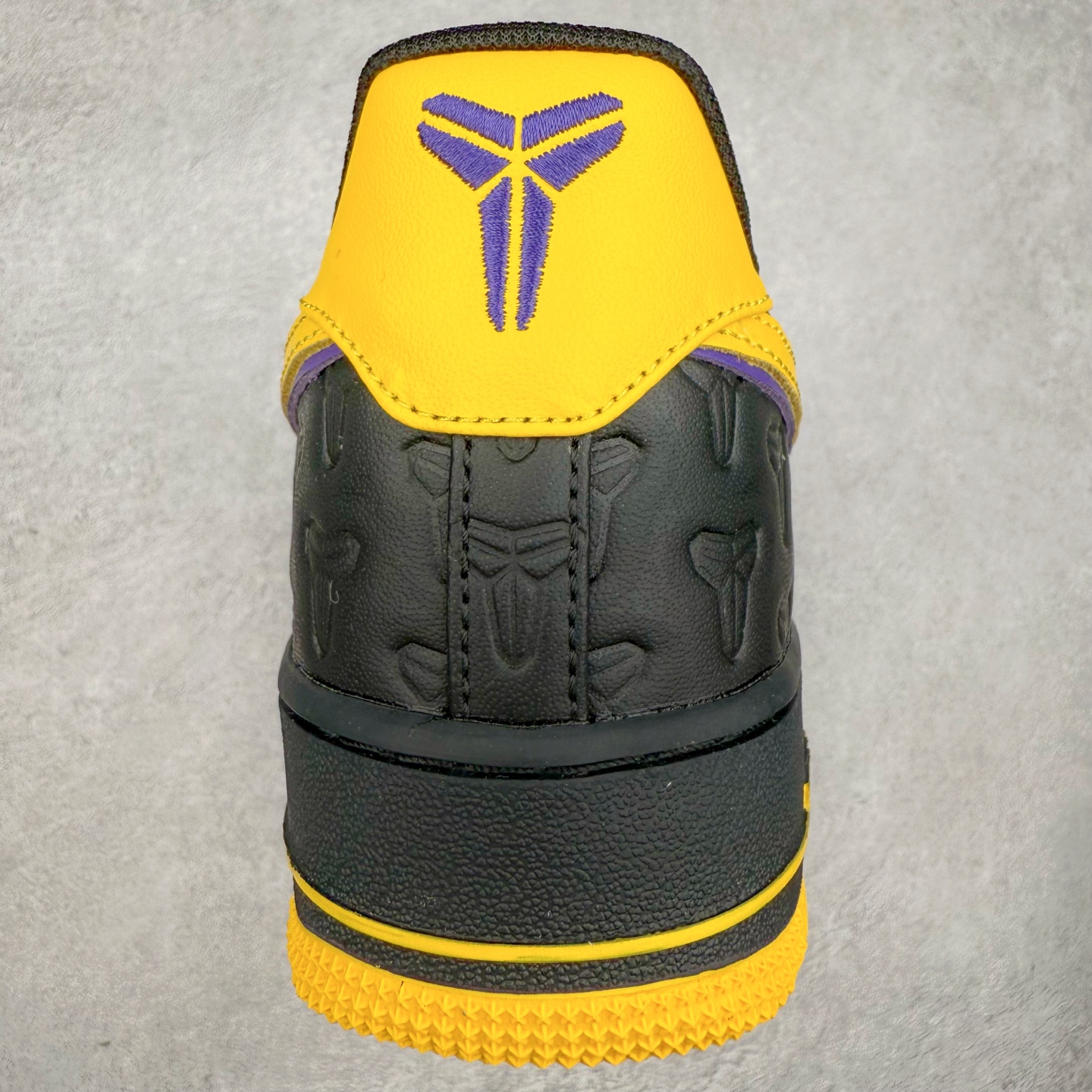 图片[8]-＃XT纯原 NK Air Force 1´07 Low 空军一号低帮百搭休闲运动板鞋 HV5122-001 顶级批次 2022全新楦头鞋型 鱼鳞大底 历时开发三个月 清洁度完美 二维码鞋标 内置芯片及solo气垫 大底高度及其弧度依照正品 钢印 logo刺绣 鞋口弧度 鞋头长度 鞋面冲孔 鞋垫背胶及钢印 完美鞋型对比正品 每一处都是细节满满 柔软、弹性十足的缓震性能和出色的中底设计 横跨复古与现代的外型结合 造就出风靡全球 三十多年的Force 1 直到今天还深受青睐 实拍调校N版已经零色差零失真 百分百还原实物色彩所见即所得 不存在货不对板色差等低级问题 选购参考实物拍摄 不混卖不参货 只用心做好货严格选品 承诺混一赔十 尺码：36 36.5 37.5 38 38.5 39 40 40.5 41 42 42.5 43 44 44.5 45-选品中心