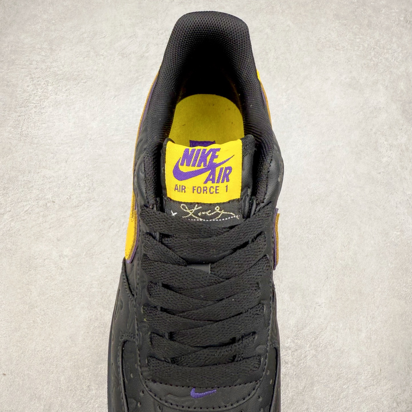 图片[5]-＃XT纯原 NK Air Force 1´07 Low 空军一号低帮百搭休闲运动板鞋 HV5122-001 顶级批次 2022全新楦头鞋型 鱼鳞大底 历时开发三个月 清洁度完美 二维码鞋标 内置芯片及solo气垫 大底高度及其弧度依照正品 钢印 logo刺绣 鞋口弧度 鞋头长度 鞋面冲孔 鞋垫背胶及钢印 完美鞋型对比正品 每一处都是细节满满 柔软、弹性十足的缓震性能和出色的中底设计 横跨复古与现代的外型结合 造就出风靡全球 三十多年的Force 1 直到今天还深受青睐 实拍调校N版已经零色差零失真 百分百还原实物色彩所见即所得 不存在货不对板色差等低级问题 选购参考实物拍摄 不混卖不参货 只用心做好货严格选品 承诺混一赔十 尺码：36 36.5 37.5 38 38.5 39 40 40.5 41 42 42.5 43 44 44.5 45-选品中心