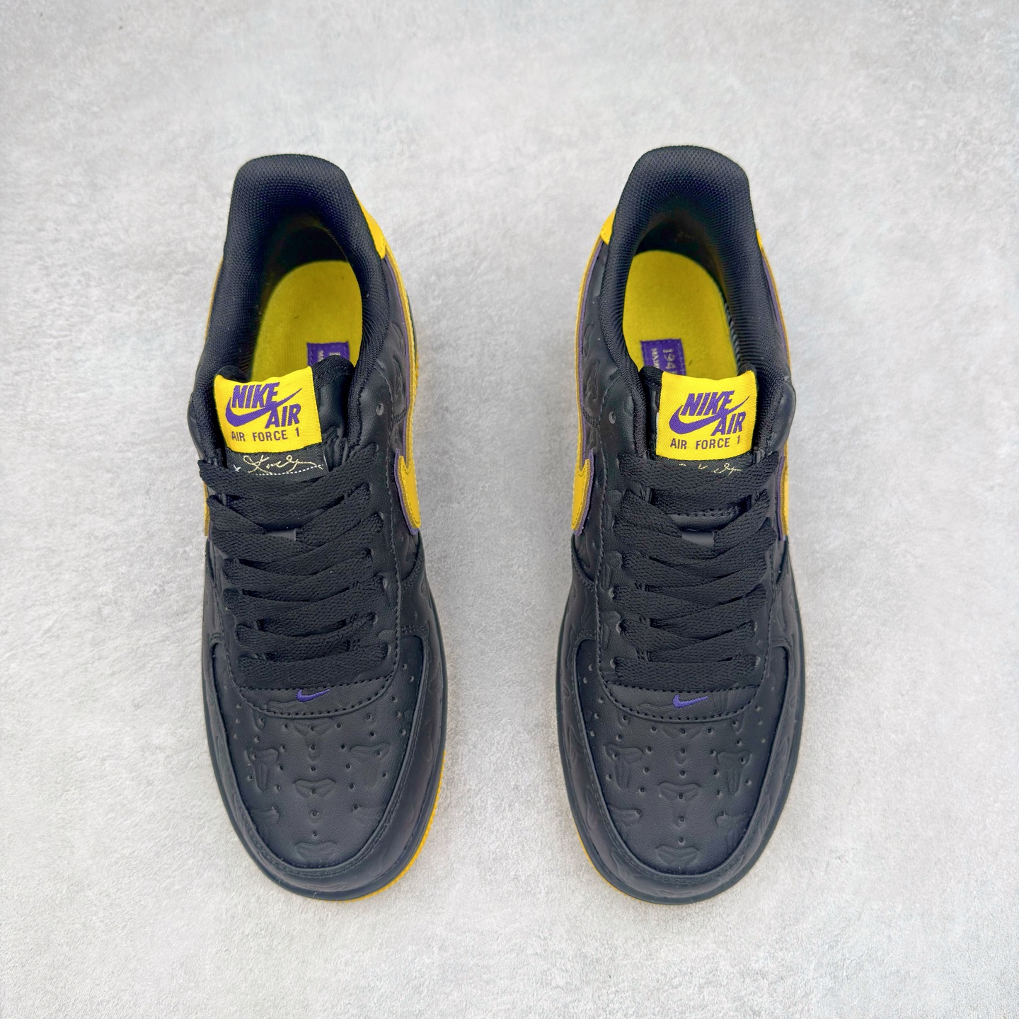 图片[2]-＃XT纯原 NK Air Force 1´07 Low 空军一号低帮百搭休闲运动板鞋 HV5122-001 顶级批次 2022全新楦头鞋型 鱼鳞大底 历时开发三个月 清洁度完美 二维码鞋标 内置芯片及solo气垫 大底高度及其弧度依照正品 钢印 logo刺绣 鞋口弧度 鞋头长度 鞋面冲孔 鞋垫背胶及钢印 完美鞋型对比正品 每一处都是细节满满 柔软、弹性十足的缓震性能和出色的中底设计 横跨复古与现代的外型结合 造就出风靡全球 三十多年的Force 1 直到今天还深受青睐 实拍调校N版已经零色差零失真 百分百还原实物色彩所见即所得 不存在货不对板色差等低级问题 选购参考实物拍摄 不混卖不参货 只用心做好货严格选品 承诺混一赔十 尺码：36 36.5 37.5 38 38.5 39 40 40.5 41 42 42.5 43 44 44.5 45-选品中心