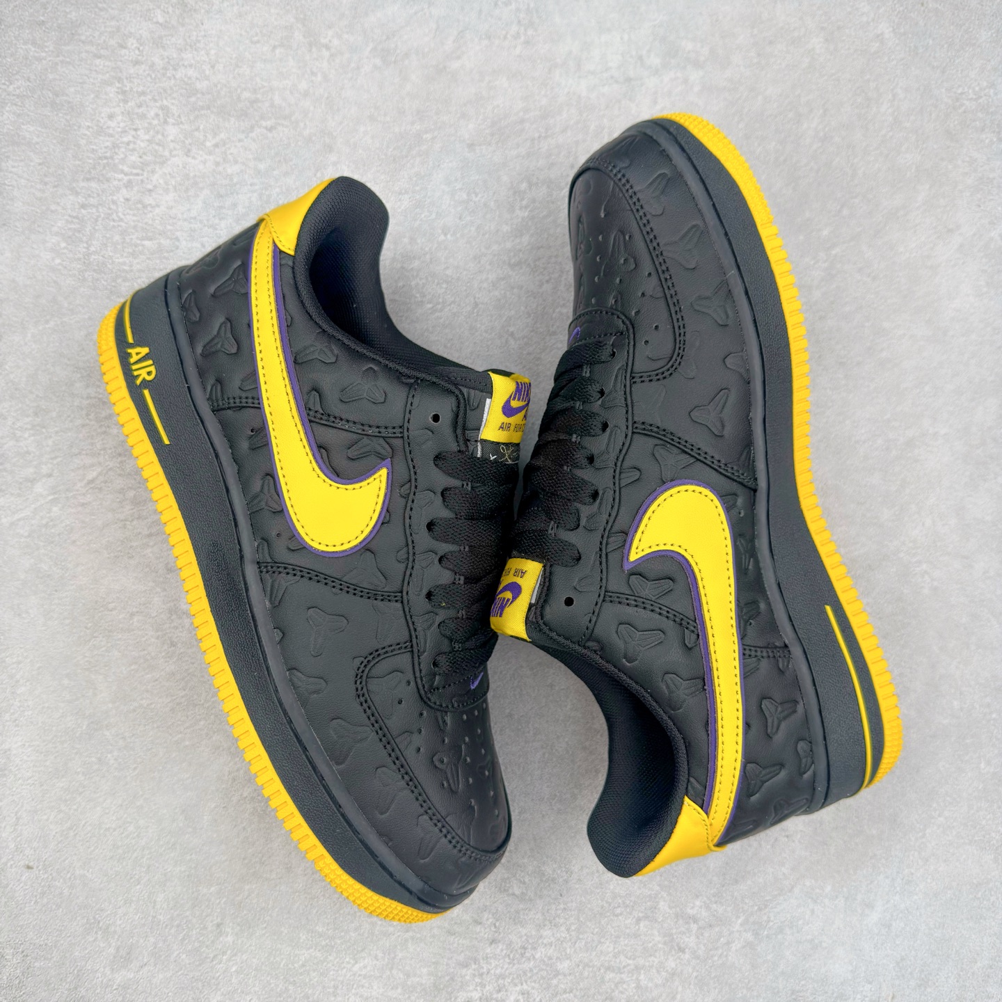 图片[3]-＃XT纯原 NK Air Force 1´07 Low 空军一号低帮百搭休闲运动板鞋 HV5122-001 顶级批次 2022全新楦头鞋型 鱼鳞大底 历时开发三个月 清洁度完美 二维码鞋标 内置芯片及solo气垫 大底高度及其弧度依照正品 钢印 logo刺绣 鞋口弧度 鞋头长度 鞋面冲孔 鞋垫背胶及钢印 完美鞋型对比正品 每一处都是细节满满 柔软、弹性十足的缓震性能和出色的中底设计 横跨复古与现代的外型结合 造就出风靡全球 三十多年的Force 1 直到今天还深受青睐 实拍调校N版已经零色差零失真 百分百还原实物色彩所见即所得 不存在货不对板色差等低级问题 选购参考实物拍摄 不混卖不参货 只用心做好货严格选品 承诺混一赔十 尺码：36 36.5 37.5 38 38.5 39 40 40.5 41 42 42.5 43 44 44.5 45-选品中心