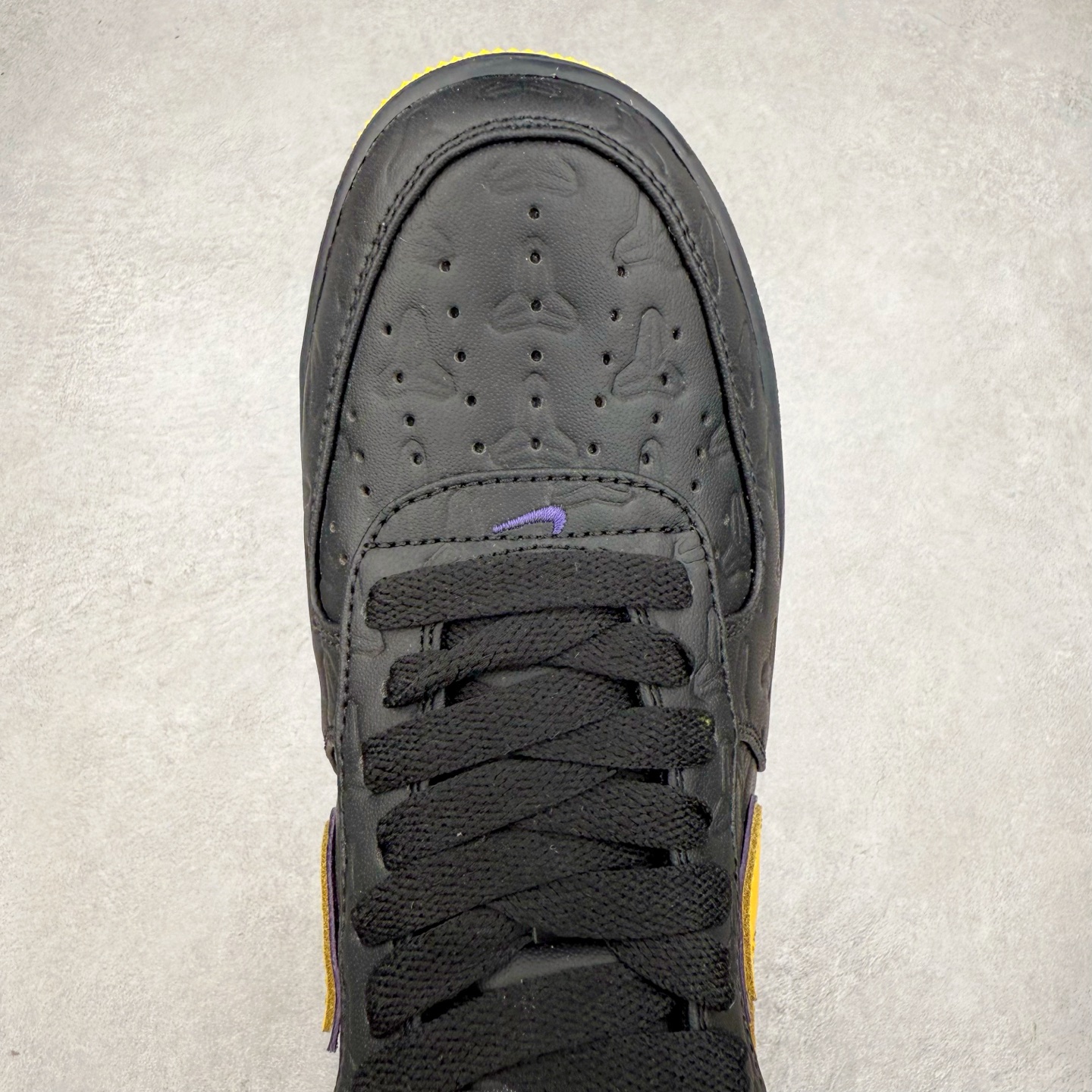 图片[4]-＃XT纯原 NK Air Force 1´07 Low 空军一号低帮百搭休闲运动板鞋 HV5122-001 顶级批次 2022全新楦头鞋型 鱼鳞大底 历时开发三个月 清洁度完美 二维码鞋标 内置芯片及solo气垫 大底高度及其弧度依照正品 钢印 logo刺绣 鞋口弧度 鞋头长度 鞋面冲孔 鞋垫背胶及钢印 完美鞋型对比正品 每一处都是细节满满 柔软、弹性十足的缓震性能和出色的中底设计 横跨复古与现代的外型结合 造就出风靡全球 三十多年的Force 1 直到今天还深受青睐 实拍调校N版已经零色差零失真 百分百还原实物色彩所见即所得 不存在货不对板色差等低级问题 选购参考实物拍摄 不混卖不参货 只用心做好货严格选品 承诺混一赔十 尺码：36 36.5 37.5 38 38.5 39 40 40.5 41 42 42.5 43 44 44.5 45-选品中心