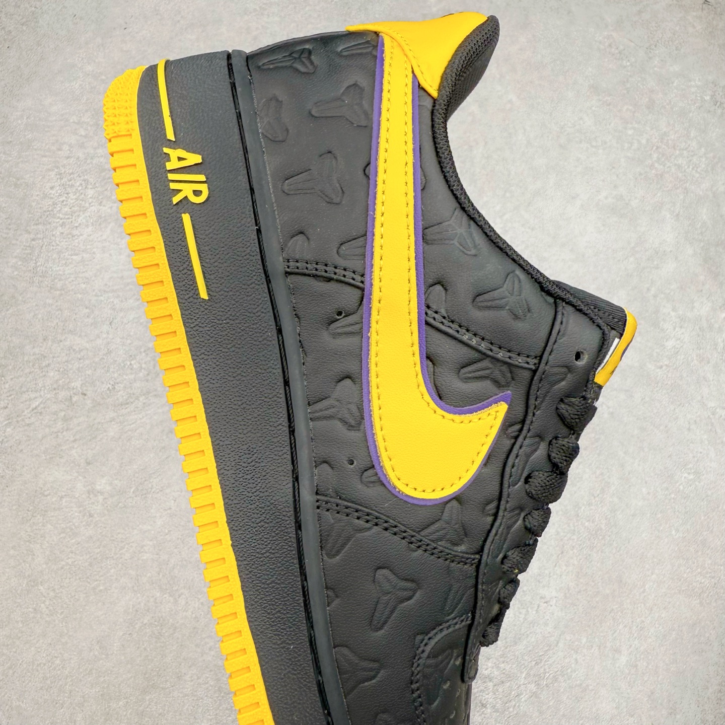 图片[6]-＃XT纯原 NK Air Force 1´07 Low 空军一号低帮百搭休闲运动板鞋 HV5122-001 顶级批次 2022全新楦头鞋型 鱼鳞大底 历时开发三个月 清洁度完美 二维码鞋标 内置芯片及solo气垫 大底高度及其弧度依照正品 钢印 logo刺绣 鞋口弧度 鞋头长度 鞋面冲孔 鞋垫背胶及钢印 完美鞋型对比正品 每一处都是细节满满 柔软、弹性十足的缓震性能和出色的中底设计 横跨复古与现代的外型结合 造就出风靡全球 三十多年的Force 1 直到今天还深受青睐 实拍调校N版已经零色差零失真 百分百还原实物色彩所见即所得 不存在货不对板色差等低级问题 选购参考实物拍摄 不混卖不参货 只用心做好货严格选品 承诺混一赔十 尺码：36 36.5 37.5 38 38.5 39 40 40.5 41 42 42.5 43 44 44.5 45-选品中心