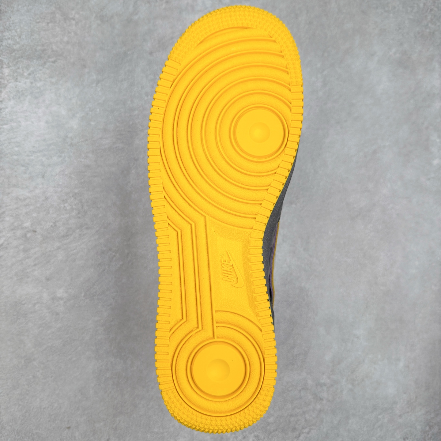 图片[9]-＃XT纯原 NK Air Force 1´07 Low 空军一号低帮百搭休闲运动板鞋 HV5122-001 顶级批次 2022全新楦头鞋型 鱼鳞大底 历时开发三个月 清洁度完美 二维码鞋标 内置芯片及solo气垫 大底高度及其弧度依照正品 钢印 logo刺绣 鞋口弧度 鞋头长度 鞋面冲孔 鞋垫背胶及钢印 完美鞋型对比正品 每一处都是细节满满 柔软、弹性十足的缓震性能和出色的中底设计 横跨复古与现代的外型结合 造就出风靡全球 三十多年的Force 1 直到今天还深受青睐 实拍调校N版已经零色差零失真 百分百还原实物色彩所见即所得 不存在货不对板色差等低级问题 选购参考实物拍摄 不混卖不参货 只用心做好货严格选品 承诺混一赔十 尺码：36 36.5 37.5 38 38.5 39 40 40.5 41 42 42.5 43 44 44.5 45-选品中心