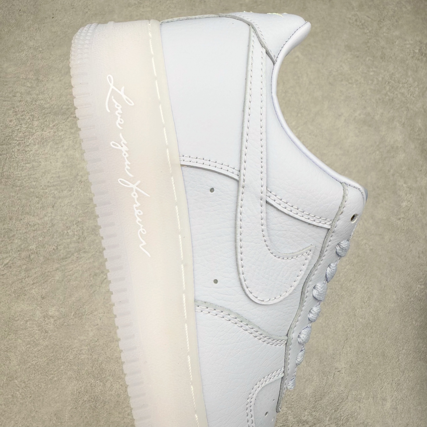 图片[6]-＃XT纯原 NK Air Force 1´07 Low 空军一号低帮百搭休闲运动板鞋 CZ8065-500 顶级批次 2022全新楦头鞋型 鱼鳞大底 历时开发三个月 清洁度完美 二维码鞋标 内置芯片及solo气垫 大底高度及其弧度依照正品 钢印 logo刺绣 鞋口弧度 鞋头长度 鞋面冲孔 鞋垫背胶及钢印 完美鞋型对比正品 每一处都是细节满满 柔软、弹性十足的缓震性能和出色的中底设计 横跨复古与现代的外型结合 造就出风靡全球 三十多年的Force 1 直到今天还深受青睐 实拍调校N版已经零色差零失真 百分百还原实物色彩所见即所得 不存在货不对板色差等低级问题 选购参考实物拍摄 不混卖不参货 只用心做好货严格选品 承诺混一赔十 尺码：36 36.5 37.5 38 38.5 39 40 40.5 41 42 42.5 43 44 44.5 45-选品中心