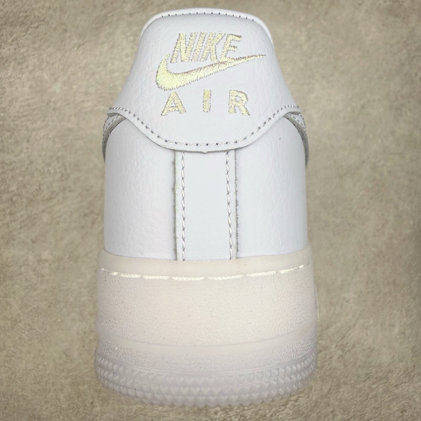 图片[8]-＃XT纯原 NK Air Force 1´07 Low 空军一号低帮百搭休闲运动板鞋 CZ8065-500 顶级批次 2022全新楦头鞋型 鱼鳞大底 历时开发三个月 清洁度完美 二维码鞋标 内置芯片及solo气垫 大底高度及其弧度依照正品 钢印 logo刺绣 鞋口弧度 鞋头长度 鞋面冲孔 鞋垫背胶及钢印 完美鞋型对比正品 每一处都是细节满满 柔软、弹性十足的缓震性能和出色的中底设计 横跨复古与现代的外型结合 造就出风靡全球 三十多年的Force 1 直到今天还深受青睐 实拍调校N版已经零色差零失真 百分百还原实物色彩所见即所得 不存在货不对板色差等低级问题 选购参考实物拍摄 不混卖不参货 只用心做好货严格选品 承诺混一赔十 尺码：36 36.5 37.5 38 38.5 39 40 40.5 41 42 42.5 43 44 44.5 45-选品中心