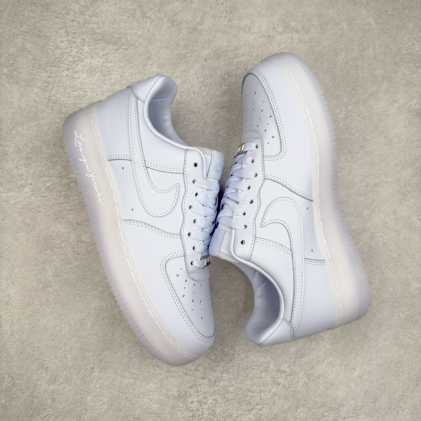 图片[3]-＃XT纯原 NK Air Force 1´07 Low 空军一号低帮百搭休闲运动板鞋 CZ8065-500 顶级批次 2022全新楦头鞋型 鱼鳞大底 历时开发三个月 清洁度完美 二维码鞋标 内置芯片及solo气垫 大底高度及其弧度依照正品 钢印 logo刺绣 鞋口弧度 鞋头长度 鞋面冲孔 鞋垫背胶及钢印 完美鞋型对比正品 每一处都是细节满满 柔软、弹性十足的缓震性能和出色的中底设计 横跨复古与现代的外型结合 造就出风靡全球 三十多年的Force 1 直到今天还深受青睐 实拍调校N版已经零色差零失真 百分百还原实物色彩所见即所得 不存在货不对板色差等低级问题 选购参考实物拍摄 不混卖不参货 只用心做好货严格选品 承诺混一赔十 尺码：36 36.5 37.5 38 38.5 39 40 40.5 41 42 42.5 43 44 44.5 45-选品中心