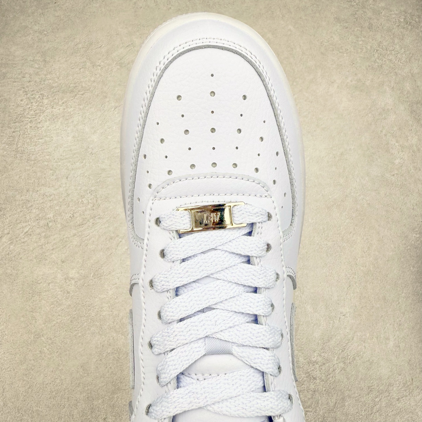 图片[4]-＃XT纯原 NK Air Force 1´07 Low 空军一号低帮百搭休闲运动板鞋 CZ8065-500 顶级批次 2022全新楦头鞋型 鱼鳞大底 历时开发三个月 清洁度完美 二维码鞋标 内置芯片及solo气垫 大底高度及其弧度依照正品 钢印 logo刺绣 鞋口弧度 鞋头长度 鞋面冲孔 鞋垫背胶及钢印 完美鞋型对比正品 每一处都是细节满满 柔软、弹性十足的缓震性能和出色的中底设计 横跨复古与现代的外型结合 造就出风靡全球 三十多年的Force 1 直到今天还深受青睐 实拍调校N版已经零色差零失真 百分百还原实物色彩所见即所得 不存在货不对板色差等低级问题 选购参考实物拍摄 不混卖不参货 只用心做好货严格选品 承诺混一赔十 尺码：36 36.5 37.5 38 38.5 39 40 40.5 41 42 42.5 43 44 44.5 45-选品中心