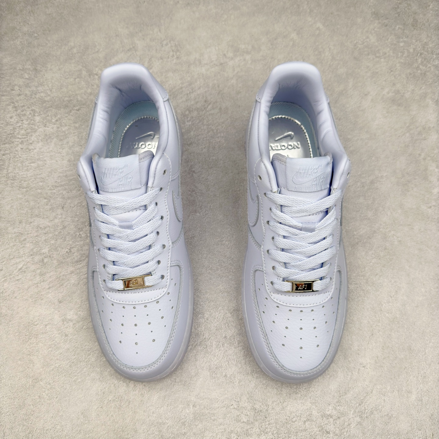 图片[2]-＃XT纯原 NK Air Force 1´07 Low 空军一号低帮百搭休闲运动板鞋 CZ8065-500 顶级批次 2022全新楦头鞋型 鱼鳞大底 历时开发三个月 清洁度完美 二维码鞋标 内置芯片及solo气垫 大底高度及其弧度依照正品 钢印 logo刺绣 鞋口弧度 鞋头长度 鞋面冲孔 鞋垫背胶及钢印 完美鞋型对比正品 每一处都是细节满满 柔软、弹性十足的缓震性能和出色的中底设计 横跨复古与现代的外型结合 造就出风靡全球 三十多年的Force 1 直到今天还深受青睐 实拍调校N版已经零色差零失真 百分百还原实物色彩所见即所得 不存在货不对板色差等低级问题 选购参考实物拍摄 不混卖不参货 只用心做好货严格选品 承诺混一赔十 尺码：36 36.5 37.5 38 38.5 39 40 40.5 41 42 42.5 43 44 44.5 45-选品中心