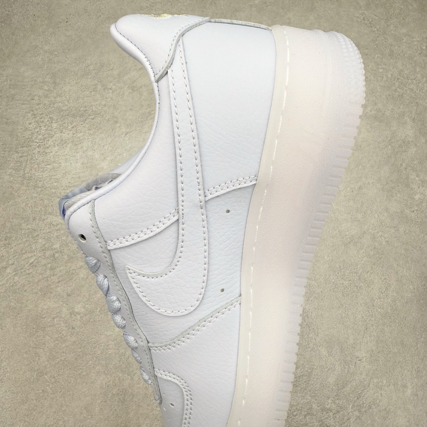 图片[7]-＃XT纯原 NK Air Force 1´07 Low 空军一号低帮百搭休闲运动板鞋 CZ8065-500 顶级批次 2022全新楦头鞋型 鱼鳞大底 历时开发三个月 清洁度完美 二维码鞋标 内置芯片及solo气垫 大底高度及其弧度依照正品 钢印 logo刺绣 鞋口弧度 鞋头长度 鞋面冲孔 鞋垫背胶及钢印 完美鞋型对比正品 每一处都是细节满满 柔软、弹性十足的缓震性能和出色的中底设计 横跨复古与现代的外型结合 造就出风靡全球 三十多年的Force 1 直到今天还深受青睐 实拍调校N版已经零色差零失真 百分百还原实物色彩所见即所得 不存在货不对板色差等低级问题 选购参考实物拍摄 不混卖不参货 只用心做好货严格选品 承诺混一赔十 尺码：36 36.5 37.5 38 38.5 39 40 40.5 41 42 42.5 43 44 44.5 45-选品中心