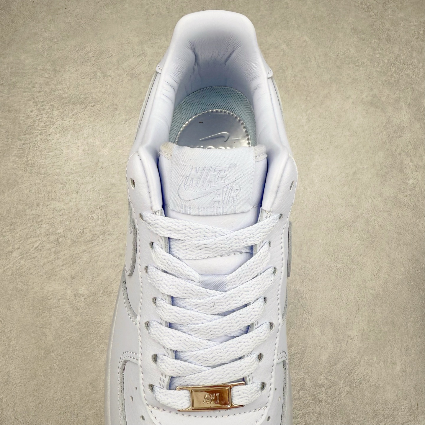 图片[5]-＃XT纯原 NK Air Force 1´07 Low 空军一号低帮百搭休闲运动板鞋 CZ8065-500 顶级批次 2022全新楦头鞋型 鱼鳞大底 历时开发三个月 清洁度完美 二维码鞋标 内置芯片及solo气垫 大底高度及其弧度依照正品 钢印 logo刺绣 鞋口弧度 鞋头长度 鞋面冲孔 鞋垫背胶及钢印 完美鞋型对比正品 每一处都是细节满满 柔软、弹性十足的缓震性能和出色的中底设计 横跨复古与现代的外型结合 造就出风靡全球 三十多年的Force 1 直到今天还深受青睐 实拍调校N版已经零色差零失真 百分百还原实物色彩所见即所得 不存在货不对板色差等低级问题 选购参考实物拍摄 不混卖不参货 只用心做好货严格选品 承诺混一赔十 尺码：36 36.5 37.5 38 38.5 39 40 40.5 41 42 42.5 43 44 44.5 45-选品中心