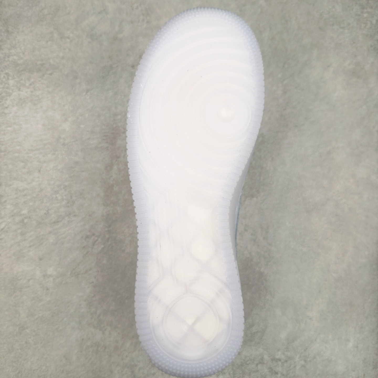 图片[9]-＃XT纯原 NK Air Force 1´07 Low 空军一号低帮百搭休闲运动板鞋 CZ8065-500 顶级批次 2022全新楦头鞋型 鱼鳞大底 历时开发三个月 清洁度完美 二维码鞋标 内置芯片及solo气垫 大底高度及其弧度依照正品 钢印 logo刺绣 鞋口弧度 鞋头长度 鞋面冲孔 鞋垫背胶及钢印 完美鞋型对比正品 每一处都是细节满满 柔软、弹性十足的缓震性能和出色的中底设计 横跨复古与现代的外型结合 造就出风靡全球 三十多年的Force 1 直到今天还深受青睐 实拍调校N版已经零色差零失真 百分百还原实物色彩所见即所得 不存在货不对板色差等低级问题 选购参考实物拍摄 不混卖不参货 只用心做好货严格选品 承诺混一赔十 尺码：36 36.5 37.5 38 38.5 39 40 40.5 41 42 42.5 43 44 44.5 45-选品中心