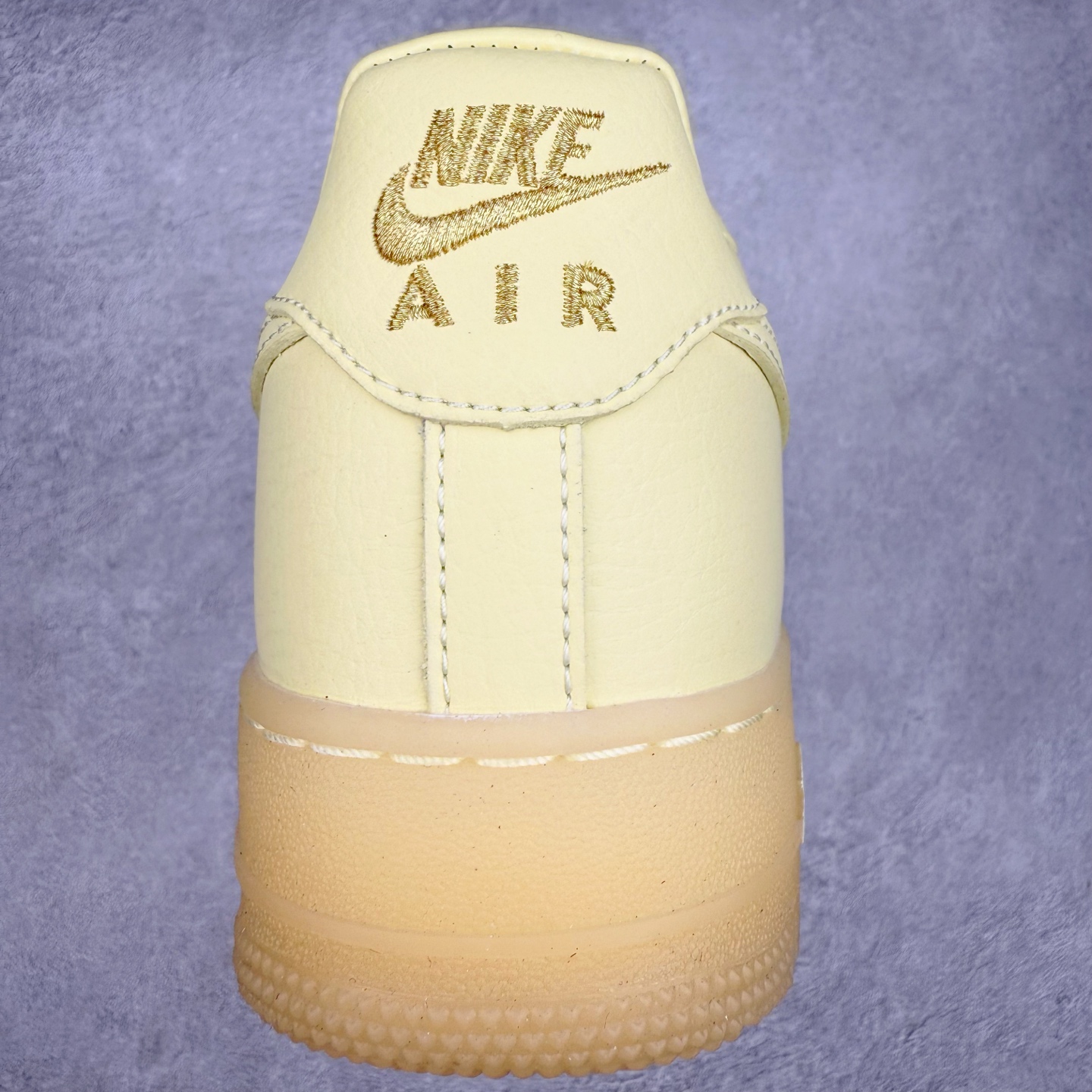 图片[8]-＃XT纯原 NK Air Force 1´07 Low 空军一号低帮百搭休闲运动板鞋 CZ8065-800 顶级批次 2022全新楦头鞋型 鱼鳞大底 历时开发三个月 清洁度完美 二维码鞋标 内置芯片及solo气垫 大底高度及其弧度依照正品 钢印 logo刺绣 鞋口弧度 鞋头长度 鞋面冲孔 鞋垫背胶及钢印 完美鞋型对比正品 每一处都是细节满满 柔软、弹性十足的缓震性能和出色的中底设计 横跨复古与现代的外型结合 造就出风靡全球 三十多年的Force 1 直到今天还深受青睐 实拍调校N版已经零色差零失真 百分百还原实物色彩所见即所得 不存在货不对板色差等低级问题 选购参考实物拍摄 不混卖不参货 只用心做好货严格选品 承诺混一赔十 尺码：36 36.5 37.5 38 38.5 39 40 40.5 41 42 42.5 43 44 44.5 45-选品中心