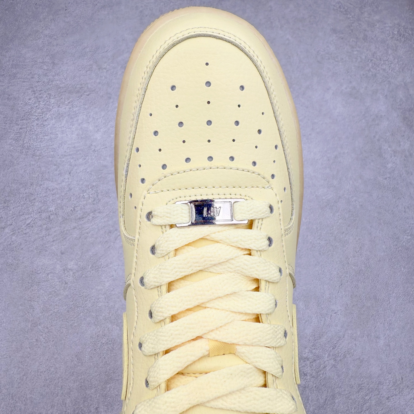 图片[4]-＃XT纯原 NK Air Force 1´07 Low 空军一号低帮百搭休闲运动板鞋 CZ8065-800 顶级批次 2022全新楦头鞋型 鱼鳞大底 历时开发三个月 清洁度完美 二维码鞋标 内置芯片及solo气垫 大底高度及其弧度依照正品 钢印 logo刺绣 鞋口弧度 鞋头长度 鞋面冲孔 鞋垫背胶及钢印 完美鞋型对比正品 每一处都是细节满满 柔软、弹性十足的缓震性能和出色的中底设计 横跨复古与现代的外型结合 造就出风靡全球 三十多年的Force 1 直到今天还深受青睐 实拍调校N版已经零色差零失真 百分百还原实物色彩所见即所得 不存在货不对板色差等低级问题 选购参考实物拍摄 不混卖不参货 只用心做好货严格选品 承诺混一赔十 尺码：36 36.5 37.5 38 38.5 39 40 40.5 41 42 42.5 43 44 44.5 45-选品中心