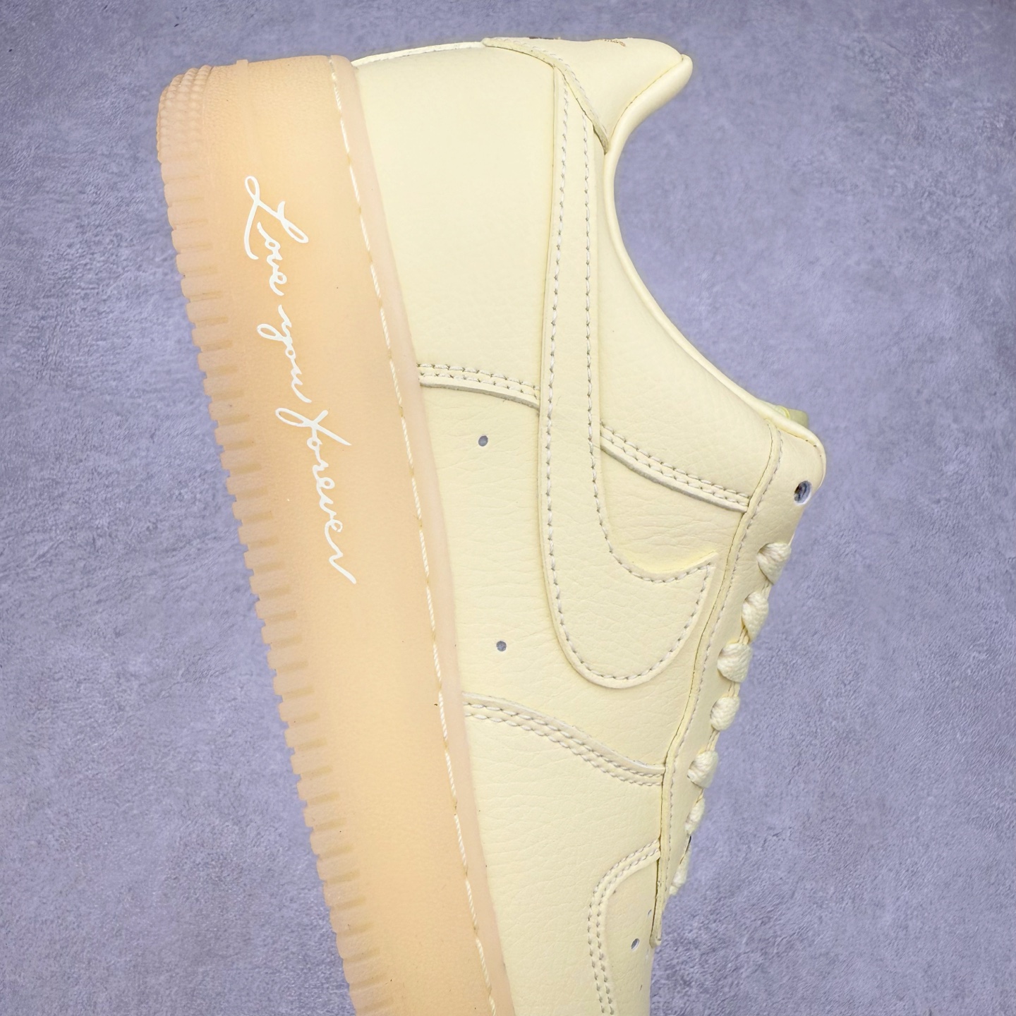 图片[6]-＃XT纯原 NK Air Force 1´07 Low 空军一号低帮百搭休闲运动板鞋 CZ8065-800 顶级批次 2022全新楦头鞋型 鱼鳞大底 历时开发三个月 清洁度完美 二维码鞋标 内置芯片及solo气垫 大底高度及其弧度依照正品 钢印 logo刺绣 鞋口弧度 鞋头长度 鞋面冲孔 鞋垫背胶及钢印 完美鞋型对比正品 每一处都是细节满满 柔软、弹性十足的缓震性能和出色的中底设计 横跨复古与现代的外型结合 造就出风靡全球 三十多年的Force 1 直到今天还深受青睐 实拍调校N版已经零色差零失真 百分百还原实物色彩所见即所得 不存在货不对板色差等低级问题 选购参考实物拍摄 不混卖不参货 只用心做好货严格选品 承诺混一赔十 尺码：36 36.5 37.5 38 38.5 39 40 40.5 41 42 42.5 43 44 44.5 45-选品中心