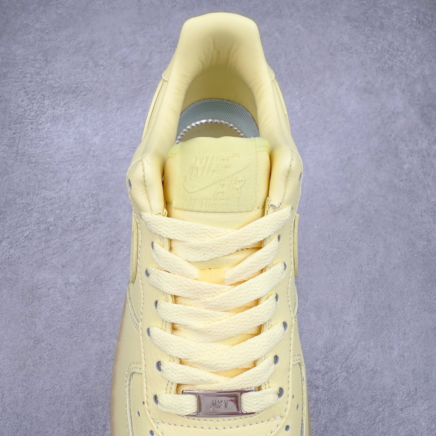 图片[5]-＃XT纯原 NK Air Force 1´07 Low 空军一号低帮百搭休闲运动板鞋 CZ8065-800 顶级批次 2022全新楦头鞋型 鱼鳞大底 历时开发三个月 清洁度完美 二维码鞋标 内置芯片及solo气垫 大底高度及其弧度依照正品 钢印 logo刺绣 鞋口弧度 鞋头长度 鞋面冲孔 鞋垫背胶及钢印 完美鞋型对比正品 每一处都是细节满满 柔软、弹性十足的缓震性能和出色的中底设计 横跨复古与现代的外型结合 造就出风靡全球 三十多年的Force 1 直到今天还深受青睐 实拍调校N版已经零色差零失真 百分百还原实物色彩所见即所得 不存在货不对板色差等低级问题 选购参考实物拍摄 不混卖不参货 只用心做好货严格选品 承诺混一赔十 尺码：36 36.5 37.5 38 38.5 39 40 40.5 41 42 42.5 43 44 44.5 45-选品中心