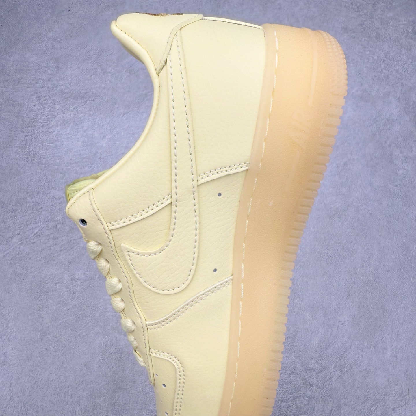 图片[7]-＃XT纯原 NK Air Force 1´07 Low 空军一号低帮百搭休闲运动板鞋 CZ8065-800 顶级批次 2022全新楦头鞋型 鱼鳞大底 历时开发三个月 清洁度完美 二维码鞋标 内置芯片及solo气垫 大底高度及其弧度依照正品 钢印 logo刺绣 鞋口弧度 鞋头长度 鞋面冲孔 鞋垫背胶及钢印 完美鞋型对比正品 每一处都是细节满满 柔软、弹性十足的缓震性能和出色的中底设计 横跨复古与现代的外型结合 造就出风靡全球 三十多年的Force 1 直到今天还深受青睐 实拍调校N版已经零色差零失真 百分百还原实物色彩所见即所得 不存在货不对板色差等低级问题 选购参考实物拍摄 不混卖不参货 只用心做好货严格选品 承诺混一赔十 尺码：36 36.5 37.5 38 38.5 39 40 40.5 41 42 42.5 43 44 44.5 45-选品中心