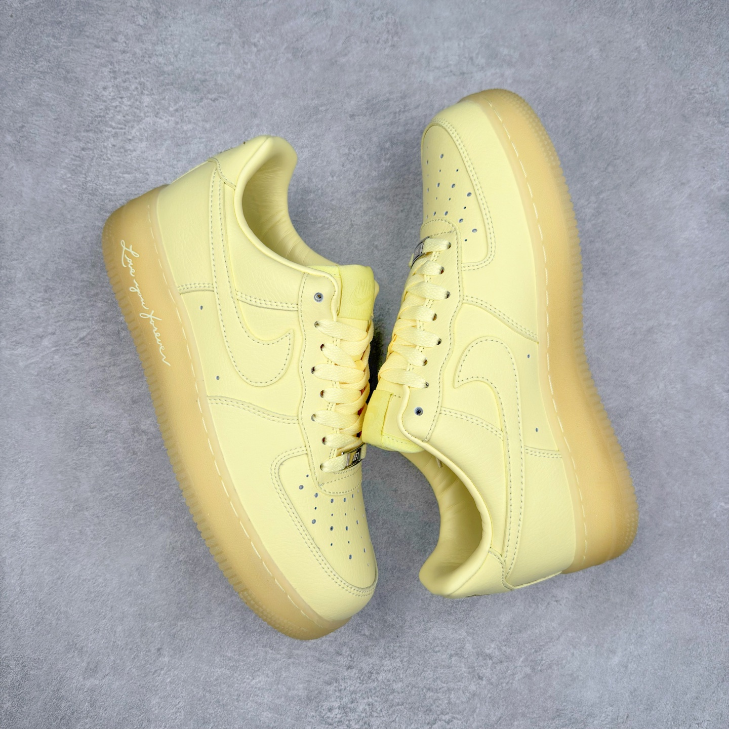 图片[3]-＃XT纯原 NK Air Force 1´07 Low 空军一号低帮百搭休闲运动板鞋 CZ8065-800 顶级批次 2022全新楦头鞋型 鱼鳞大底 历时开发三个月 清洁度完美 二维码鞋标 内置芯片及solo气垫 大底高度及其弧度依照正品 钢印 logo刺绣 鞋口弧度 鞋头长度 鞋面冲孔 鞋垫背胶及钢印 完美鞋型对比正品 每一处都是细节满满 柔软、弹性十足的缓震性能和出色的中底设计 横跨复古与现代的外型结合 造就出风靡全球 三十多年的Force 1 直到今天还深受青睐 实拍调校N版已经零色差零失真 百分百还原实物色彩所见即所得 不存在货不对板色差等低级问题 选购参考实物拍摄 不混卖不参货 只用心做好货严格选品 承诺混一赔十 尺码：36 36.5 37.5 38 38.5 39 40 40.5 41 42 42.5 43 44 44.5 45-选品中心