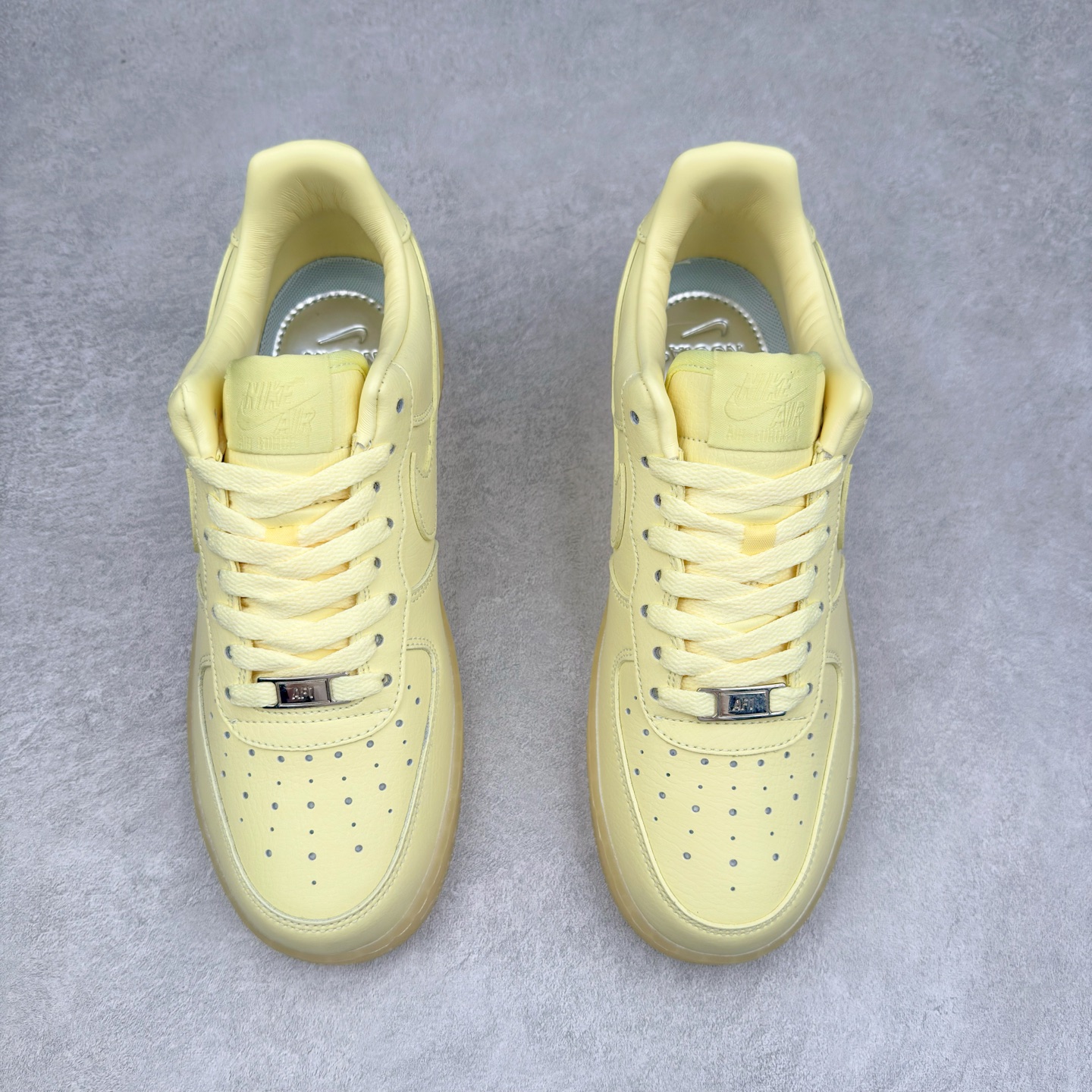 图片[2]-＃XT纯原 NK Air Force 1´07 Low 空军一号低帮百搭休闲运动板鞋 CZ8065-800 顶级批次 2022全新楦头鞋型 鱼鳞大底 历时开发三个月 清洁度完美 二维码鞋标 内置芯片及solo气垫 大底高度及其弧度依照正品 钢印 logo刺绣 鞋口弧度 鞋头长度 鞋面冲孔 鞋垫背胶及钢印 完美鞋型对比正品 每一处都是细节满满 柔软、弹性十足的缓震性能和出色的中底设计 横跨复古与现代的外型结合 造就出风靡全球 三十多年的Force 1 直到今天还深受青睐 实拍调校N版已经零色差零失真 百分百还原实物色彩所见即所得 不存在货不对板色差等低级问题 选购参考实物拍摄 不混卖不参货 只用心做好货严格选品 承诺混一赔十 尺码：36 36.5 37.5 38 38.5 39 40 40.5 41 42 42.5 43 44 44.5 45-选品中心