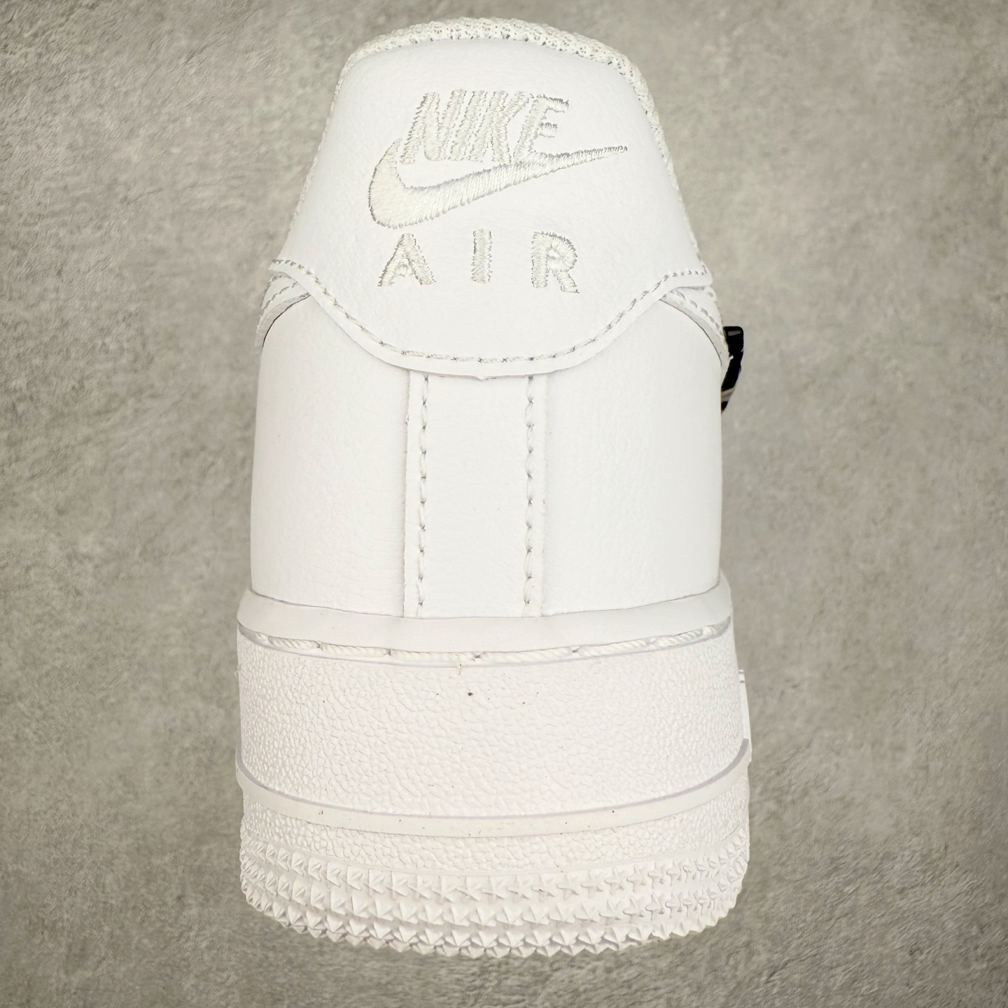 图片[8]-＃XT纯原 NK Air Force 1´07 Low 空军一号低帮百搭休闲运动板鞋 IF1686-101 顶级批次 2022全新楦头鞋型 鱼鳞大底 历时开发三个月 清洁度完美 二维码鞋标 内置芯片及solo气垫 大底高度及其弧度依照正品 钢印 logo刺绣 鞋口弧度 鞋头长度 鞋面冲孔 鞋垫背胶及钢印 完美鞋型对比正品 每一处都是细节满满 柔软、弹性十足的缓震性能和出色的中底设计 横跨复古与现代的外型结合 造就出风靡全球 三十多年的Force 1 直到今天还深受青睐 实拍调校N版已经零色差零失真 百分百还原实物色彩所见即所得 不存在货不对板色差等低级问题 选购参考实物拍摄 不混卖不参货 只用心做好货严格选品 承诺混一赔十 尺码：36 36.5 37.5 38 38.5 39 40 40.5 41 42 42.5 43 44 44.5 45-选品中心