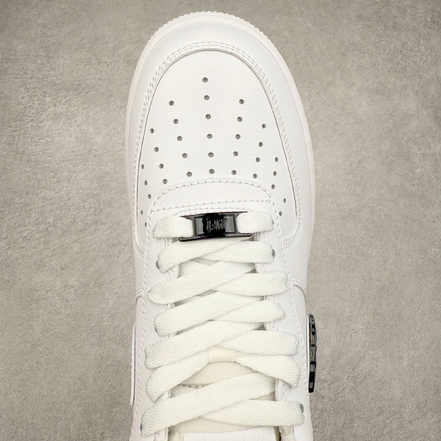 图片[4]-＃XT纯原 NK Air Force 1´07 Low 空军一号低帮百搭休闲运动板鞋 IF1686-101 顶级批次 2022全新楦头鞋型 鱼鳞大底 历时开发三个月 清洁度完美 二维码鞋标 内置芯片及solo气垫 大底高度及其弧度依照正品 钢印 logo刺绣 鞋口弧度 鞋头长度 鞋面冲孔 鞋垫背胶及钢印 完美鞋型对比正品 每一处都是细节满满 柔软、弹性十足的缓震性能和出色的中底设计 横跨复古与现代的外型结合 造就出风靡全球 三十多年的Force 1 直到今天还深受青睐 实拍调校N版已经零色差零失真 百分百还原实物色彩所见即所得 不存在货不对板色差等低级问题 选购参考实物拍摄 不混卖不参货 只用心做好货严格选品 承诺混一赔十 尺码：36 36.5 37.5 38 38.5 39 40 40.5 41 42 42.5 43 44 44.5 45-选品中心