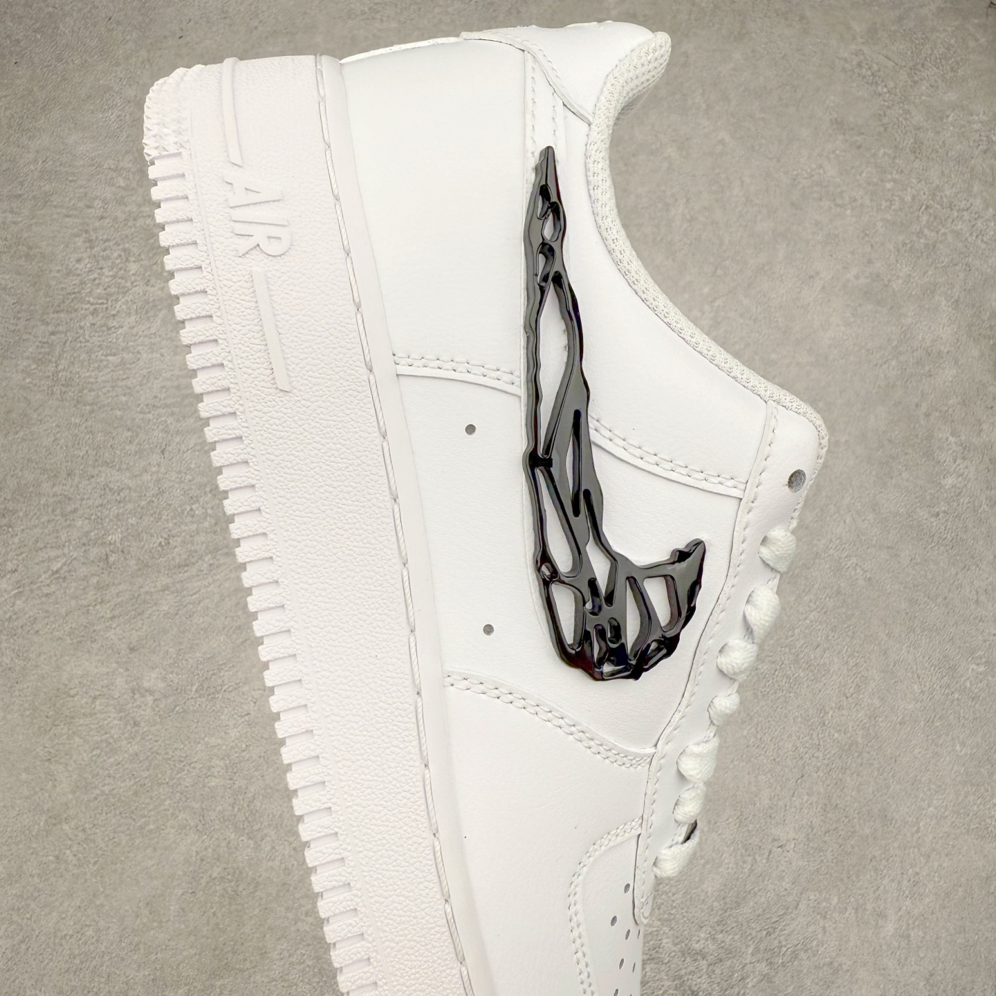 图片[6]-＃XT纯原 NK Air Force 1´07 Low 空军一号低帮百搭休闲运动板鞋 IF1686-101 顶级批次 2022全新楦头鞋型 鱼鳞大底 历时开发三个月 清洁度完美 二维码鞋标 内置芯片及solo气垫 大底高度及其弧度依照正品 钢印 logo刺绣 鞋口弧度 鞋头长度 鞋面冲孔 鞋垫背胶及钢印 完美鞋型对比正品 每一处都是细节满满 柔软、弹性十足的缓震性能和出色的中底设计 横跨复古与现代的外型结合 造就出风靡全球 三十多年的Force 1 直到今天还深受青睐 实拍调校N版已经零色差零失真 百分百还原实物色彩所见即所得 不存在货不对板色差等低级问题 选购参考实物拍摄 不混卖不参货 只用心做好货严格选品 承诺混一赔十 尺码：36 36.5 37.5 38 38.5 39 40 40.5 41 42 42.5 43 44 44.5 45-选品中心