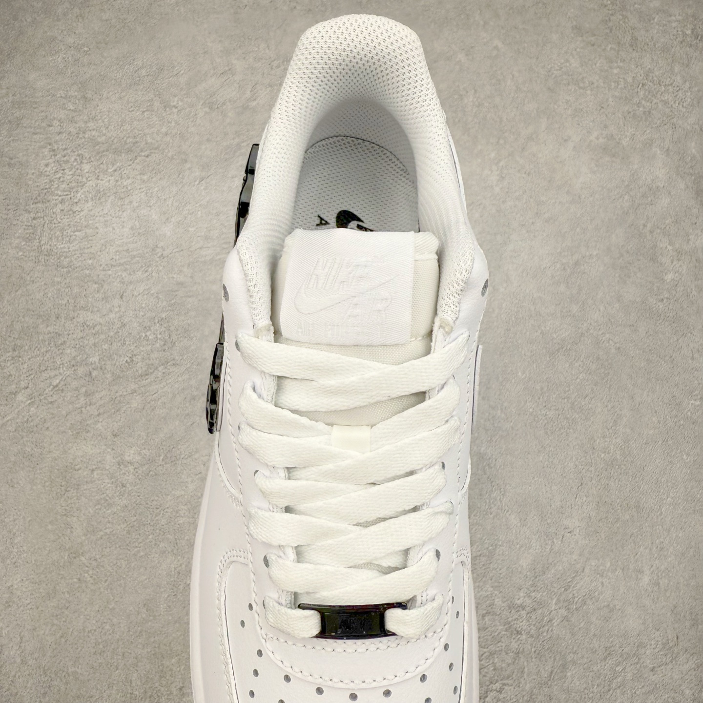 图片[5]-＃XT纯原 NK Air Force 1´07 Low 空军一号低帮百搭休闲运动板鞋 IF1686-101 顶级批次 2022全新楦头鞋型 鱼鳞大底 历时开发三个月 清洁度完美 二维码鞋标 内置芯片及solo气垫 大底高度及其弧度依照正品 钢印 logo刺绣 鞋口弧度 鞋头长度 鞋面冲孔 鞋垫背胶及钢印 完美鞋型对比正品 每一处都是细节满满 柔软、弹性十足的缓震性能和出色的中底设计 横跨复古与现代的外型结合 造就出风靡全球 三十多年的Force 1 直到今天还深受青睐 实拍调校N版已经零色差零失真 百分百还原实物色彩所见即所得 不存在货不对板色差等低级问题 选购参考实物拍摄 不混卖不参货 只用心做好货严格选品 承诺混一赔十 尺码：36 36.5 37.5 38 38.5 39 40 40.5 41 42 42.5 43 44 44.5 45-选品中心