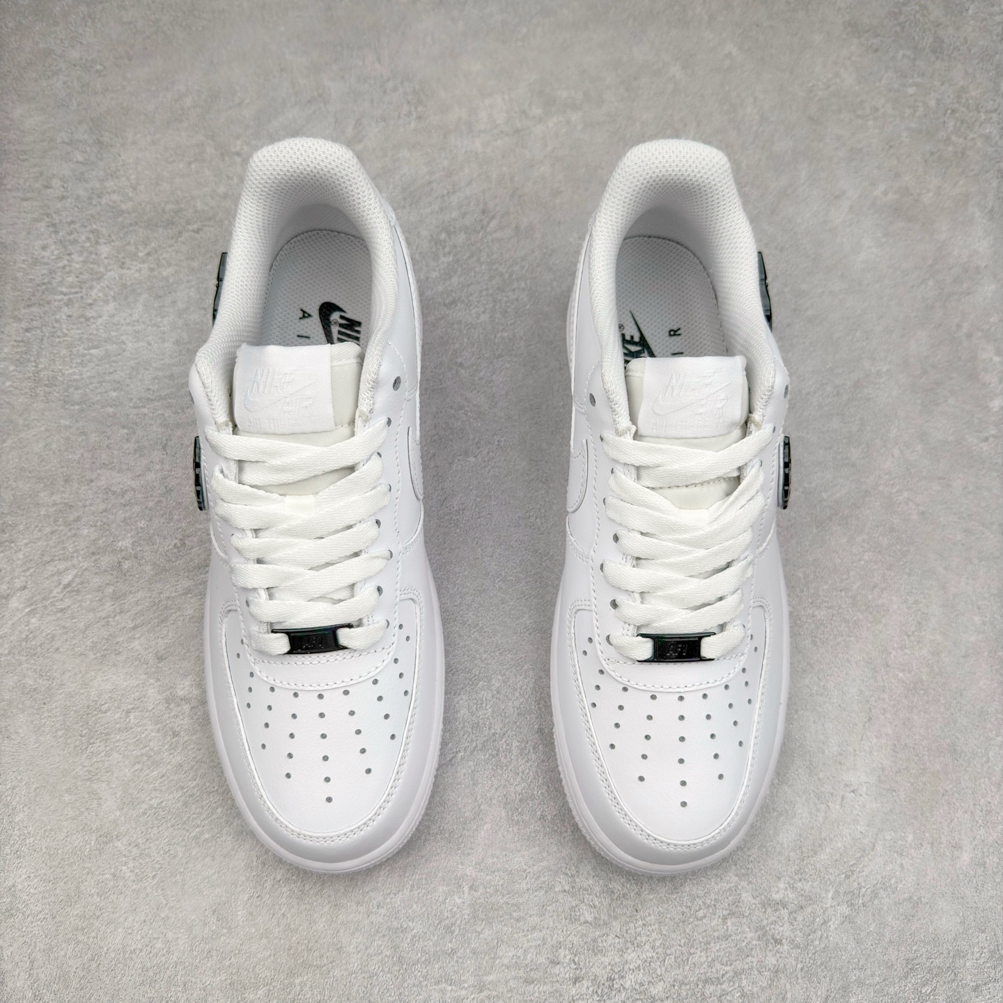 图片[2]-＃XT纯原 NK Air Force 1´07 Low 空军一号低帮百搭休闲运动板鞋 IF1686-101 顶级批次 2022全新楦头鞋型 鱼鳞大底 历时开发三个月 清洁度完美 二维码鞋标 内置芯片及solo气垫 大底高度及其弧度依照正品 钢印 logo刺绣 鞋口弧度 鞋头长度 鞋面冲孔 鞋垫背胶及钢印 完美鞋型对比正品 每一处都是细节满满 柔软、弹性十足的缓震性能和出色的中底设计 横跨复古与现代的外型结合 造就出风靡全球 三十多年的Force 1 直到今天还深受青睐 实拍调校N版已经零色差零失真 百分百还原实物色彩所见即所得 不存在货不对板色差等低级问题 选购参考实物拍摄 不混卖不参货 只用心做好货严格选品 承诺混一赔十 尺码：36 36.5 37.5 38 38.5 39 40 40.5 41 42 42.5 43 44 44.5 45-选品中心