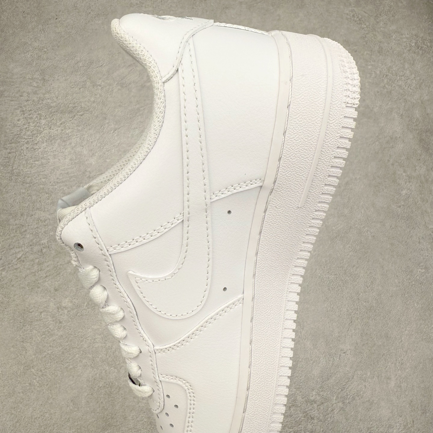 图片[7]-＃XT纯原 NK Air Force 1´07 Low 空军一号低帮百搭休闲运动板鞋 IF1686-101 顶级批次 2022全新楦头鞋型 鱼鳞大底 历时开发三个月 清洁度完美 二维码鞋标 内置芯片及solo气垫 大底高度及其弧度依照正品 钢印 logo刺绣 鞋口弧度 鞋头长度 鞋面冲孔 鞋垫背胶及钢印 完美鞋型对比正品 每一处都是细节满满 柔软、弹性十足的缓震性能和出色的中底设计 横跨复古与现代的外型结合 造就出风靡全球 三十多年的Force 1 直到今天还深受青睐 实拍调校N版已经零色差零失真 百分百还原实物色彩所见即所得 不存在货不对板色差等低级问题 选购参考实物拍摄 不混卖不参货 只用心做好货严格选品 承诺混一赔十 尺码：36 36.5 37.5 38 38.5 39 40 40.5 41 42 42.5 43 44 44.5 45-选品中心