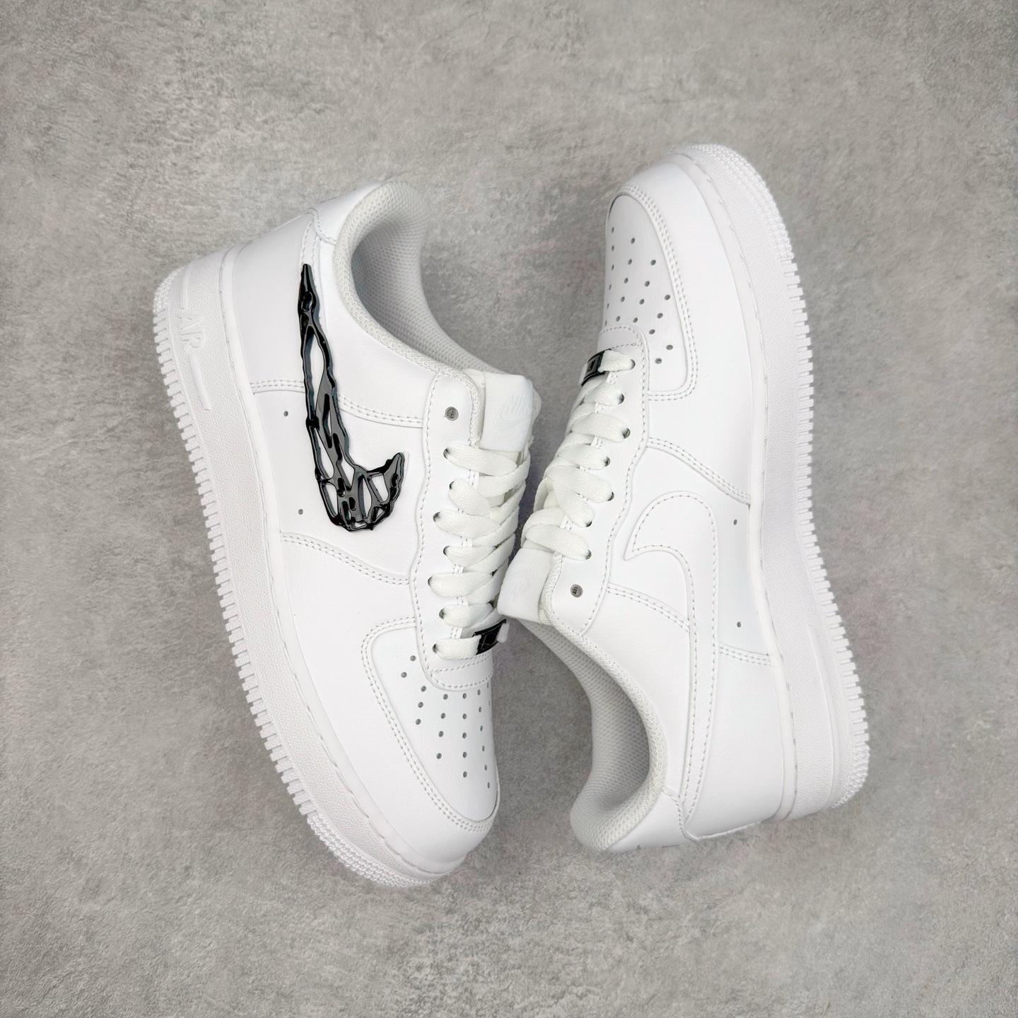 图片[3]-＃XT纯原 NK Air Force 1´07 Low 空军一号低帮百搭休闲运动板鞋 IF1686-101 顶级批次 2022全新楦头鞋型 鱼鳞大底 历时开发三个月 清洁度完美 二维码鞋标 内置芯片及solo气垫 大底高度及其弧度依照正品 钢印 logo刺绣 鞋口弧度 鞋头长度 鞋面冲孔 鞋垫背胶及钢印 完美鞋型对比正品 每一处都是细节满满 柔软、弹性十足的缓震性能和出色的中底设计 横跨复古与现代的外型结合 造就出风靡全球 三十多年的Force 1 直到今天还深受青睐 实拍调校N版已经零色差零失真 百分百还原实物色彩所见即所得 不存在货不对板色差等低级问题 选购参考实物拍摄 不混卖不参货 只用心做好货严格选品 承诺混一赔十 尺码：36 36.5 37.5 38 38.5 39 40 40.5 41 42 42.5 43 44 44.5 45-选品中心