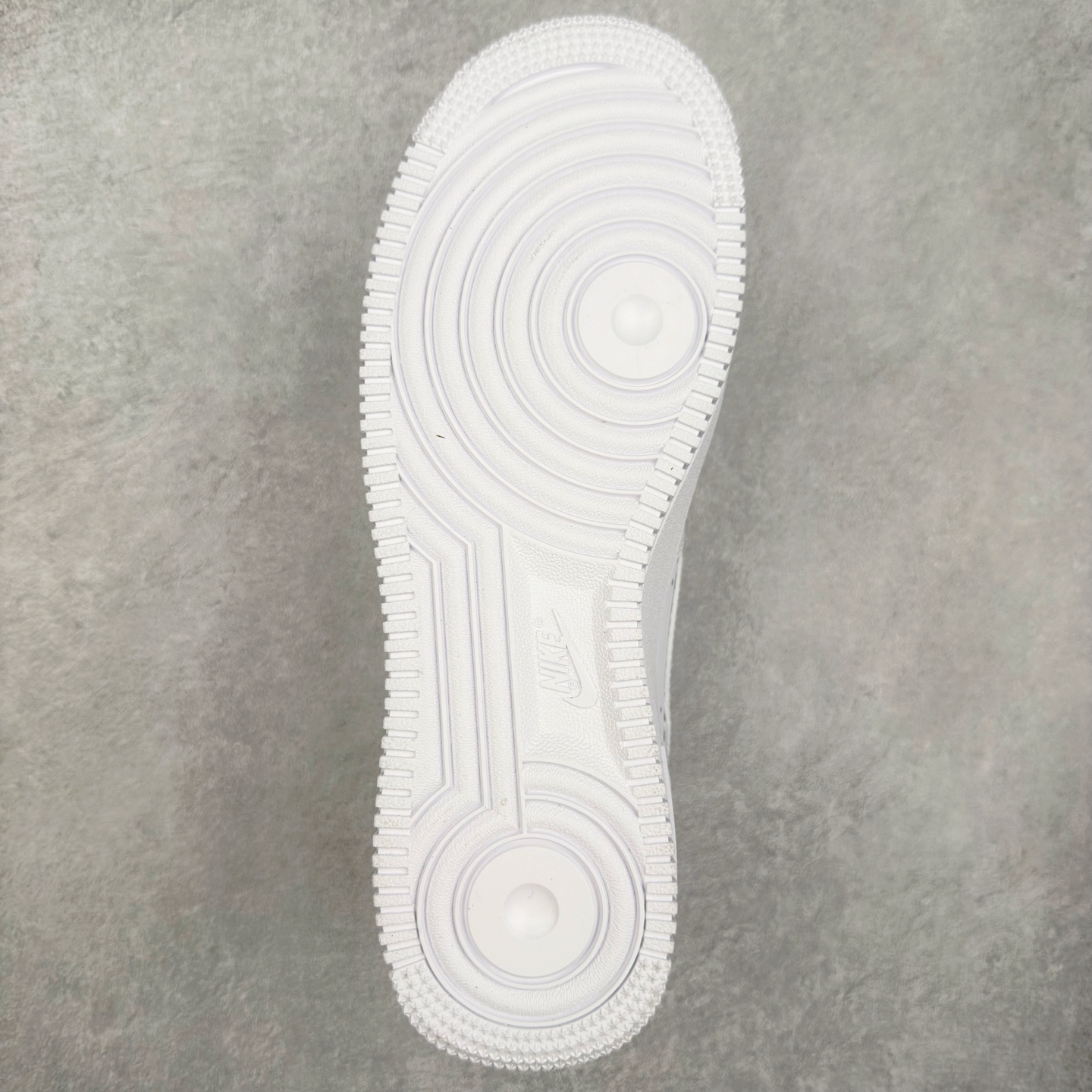 图片[9]-＃XT纯原 NK Air Force 1´07 Low 空军一号低帮百搭休闲运动板鞋 IF1686-101 顶级批次 2022全新楦头鞋型 鱼鳞大底 历时开发三个月 清洁度完美 二维码鞋标 内置芯片及solo气垫 大底高度及其弧度依照正品 钢印 logo刺绣 鞋口弧度 鞋头长度 鞋面冲孔 鞋垫背胶及钢印 完美鞋型对比正品 每一处都是细节满满 柔软、弹性十足的缓震性能和出色的中底设计 横跨复古与现代的外型结合 造就出风靡全球 三十多年的Force 1 直到今天还深受青睐 实拍调校N版已经零色差零失真 百分百还原实物色彩所见即所得 不存在货不对板色差等低级问题 选购参考实物拍摄 不混卖不参货 只用心做好货严格选品 承诺混一赔十 尺码：36 36.5 37.5 38 38.5 39 40 40.5 41 42 42.5 43 44 44.5 45-选品中心