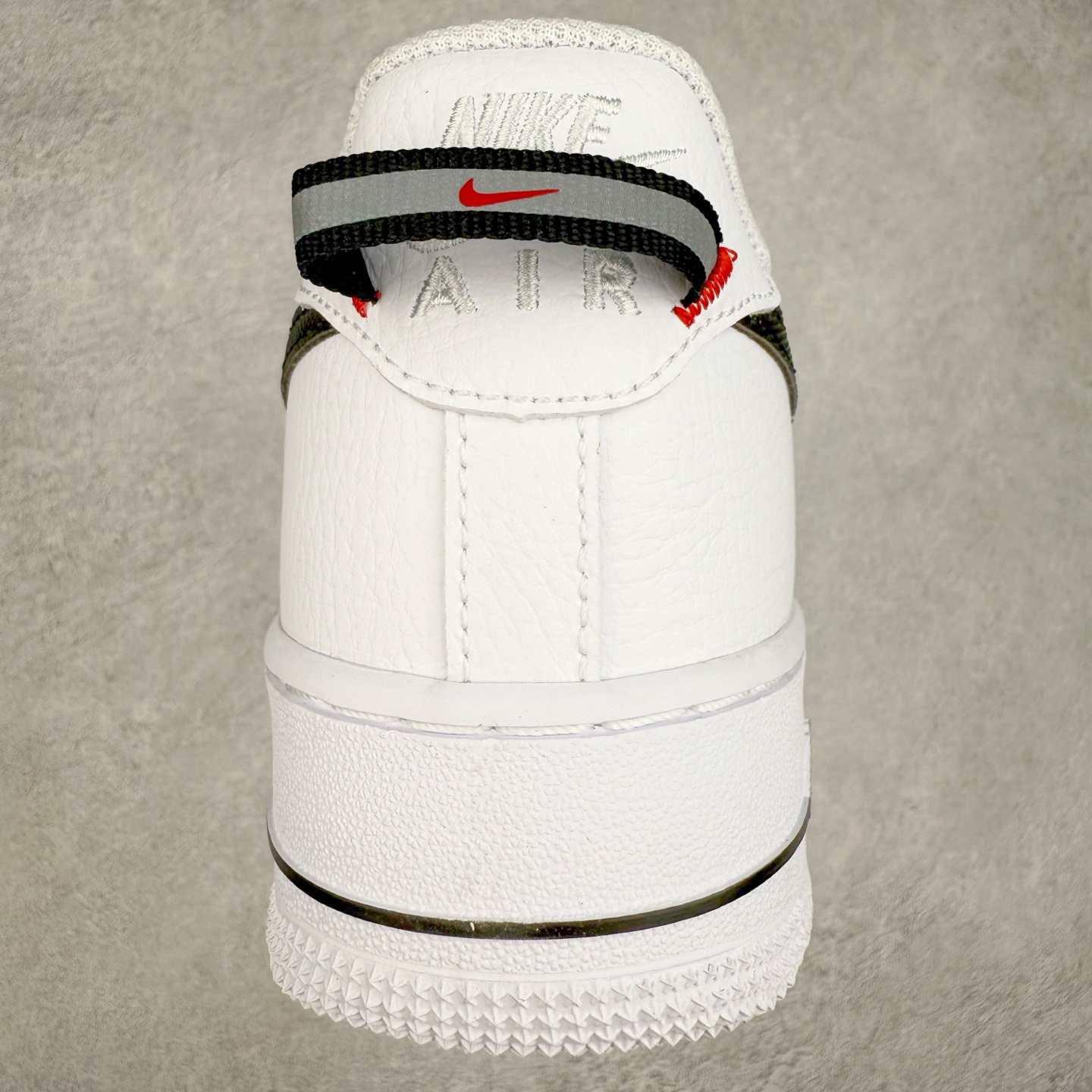 图片[8]-＃XT纯原 NK Air Force 1´07 Low 空军一号低帮百搭休闲运动板鞋 HV9509-100 顶级批次 2022全新楦头鞋型 鱼鳞大底 历时开发三个月 清洁度完美 二维码鞋标 内置芯片及solo气垫 大底高度及其弧度依照正品 钢印 logo刺绣 鞋口弧度 鞋头长度 鞋面冲孔 鞋垫背胶及钢印 完美鞋型对比正品 每一处都是细节满满 柔软、弹性十足的缓震性能和出色的中底设计 横跨复古与现代的外型结合 造就出风靡全球 三十多年的Force 1 直到今天还深受青睐 实拍调校N版已经零色差零失真 百分百还原实物色彩所见即所得 不存在货不对板色差等低级问题 选购参考实物拍摄 不混卖不参货 只用心做好货严格选品 承诺混一赔十 尺码：36 36.5 37.5 38 38.5 39 40 40.5 41 42 42.5 43 44 44.5 45-选品中心