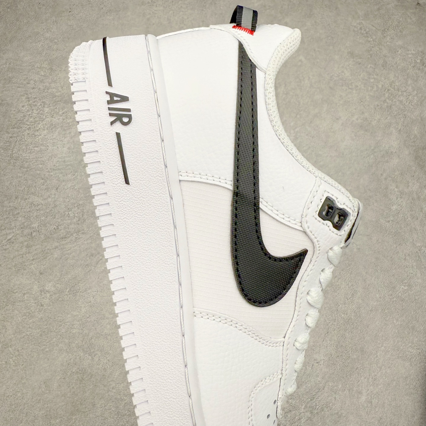 图片[6]-＃XT纯原 NK Air Force 1´07 Low 空军一号低帮百搭休闲运动板鞋 HV9509-100 顶级批次 2022全新楦头鞋型 鱼鳞大底 历时开发三个月 清洁度完美 二维码鞋标 内置芯片及solo气垫 大底高度及其弧度依照正品 钢印 logo刺绣 鞋口弧度 鞋头长度 鞋面冲孔 鞋垫背胶及钢印 完美鞋型对比正品 每一处都是细节满满 柔软、弹性十足的缓震性能和出色的中底设计 横跨复古与现代的外型结合 造就出风靡全球 三十多年的Force 1 直到今天还深受青睐 实拍调校N版已经零色差零失真 百分百还原实物色彩所见即所得 不存在货不对板色差等低级问题 选购参考实物拍摄 不混卖不参货 只用心做好货严格选品 承诺混一赔十 尺码：36 36.5 37.5 38 38.5 39 40 40.5 41 42 42.5 43 44 44.5 45-选品中心