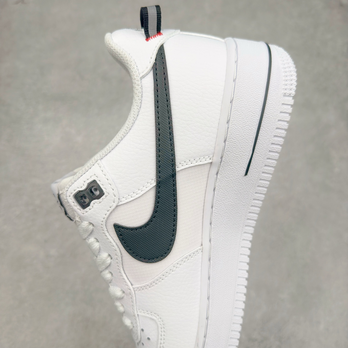 图片[7]-＃XT纯原 NK Air Force 1´07 Low 空军一号低帮百搭休闲运动板鞋 HV9509-100 顶级批次 2022全新楦头鞋型 鱼鳞大底 历时开发三个月 清洁度完美 二维码鞋标 内置芯片及solo气垫 大底高度及其弧度依照正品 钢印 logo刺绣 鞋口弧度 鞋头长度 鞋面冲孔 鞋垫背胶及钢印 完美鞋型对比正品 每一处都是细节满满 柔软、弹性十足的缓震性能和出色的中底设计 横跨复古与现代的外型结合 造就出风靡全球 三十多年的Force 1 直到今天还深受青睐 实拍调校N版已经零色差零失真 百分百还原实物色彩所见即所得 不存在货不对板色差等低级问题 选购参考实物拍摄 不混卖不参货 只用心做好货严格选品 承诺混一赔十 尺码：36 36.5 37.5 38 38.5 39 40 40.5 41 42 42.5 43 44 44.5 45-选品中心