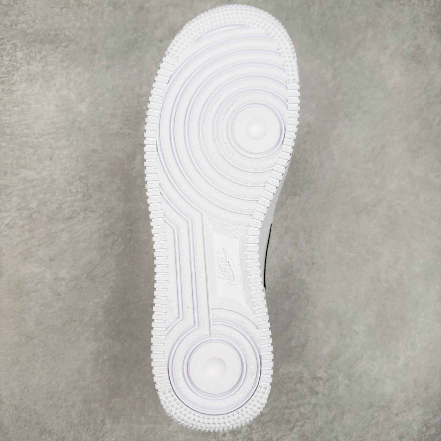 图片[9]-＃XT纯原 NK Air Force 1´07 Low 空军一号低帮百搭休闲运动板鞋 HV9509-100 顶级批次 2022全新楦头鞋型 鱼鳞大底 历时开发三个月 清洁度完美 二维码鞋标 内置芯片及solo气垫 大底高度及其弧度依照正品 钢印 logo刺绣 鞋口弧度 鞋头长度 鞋面冲孔 鞋垫背胶及钢印 完美鞋型对比正品 每一处都是细节满满 柔软、弹性十足的缓震性能和出色的中底设计 横跨复古与现代的外型结合 造就出风靡全球 三十多年的Force 1 直到今天还深受青睐 实拍调校N版已经零色差零失真 百分百还原实物色彩所见即所得 不存在货不对板色差等低级问题 选购参考实物拍摄 不混卖不参货 只用心做好货严格选品 承诺混一赔十 尺码：36 36.5 37.5 38 38.5 39 40 40.5 41 42 42.5 43 44 44.5 45-选品中心