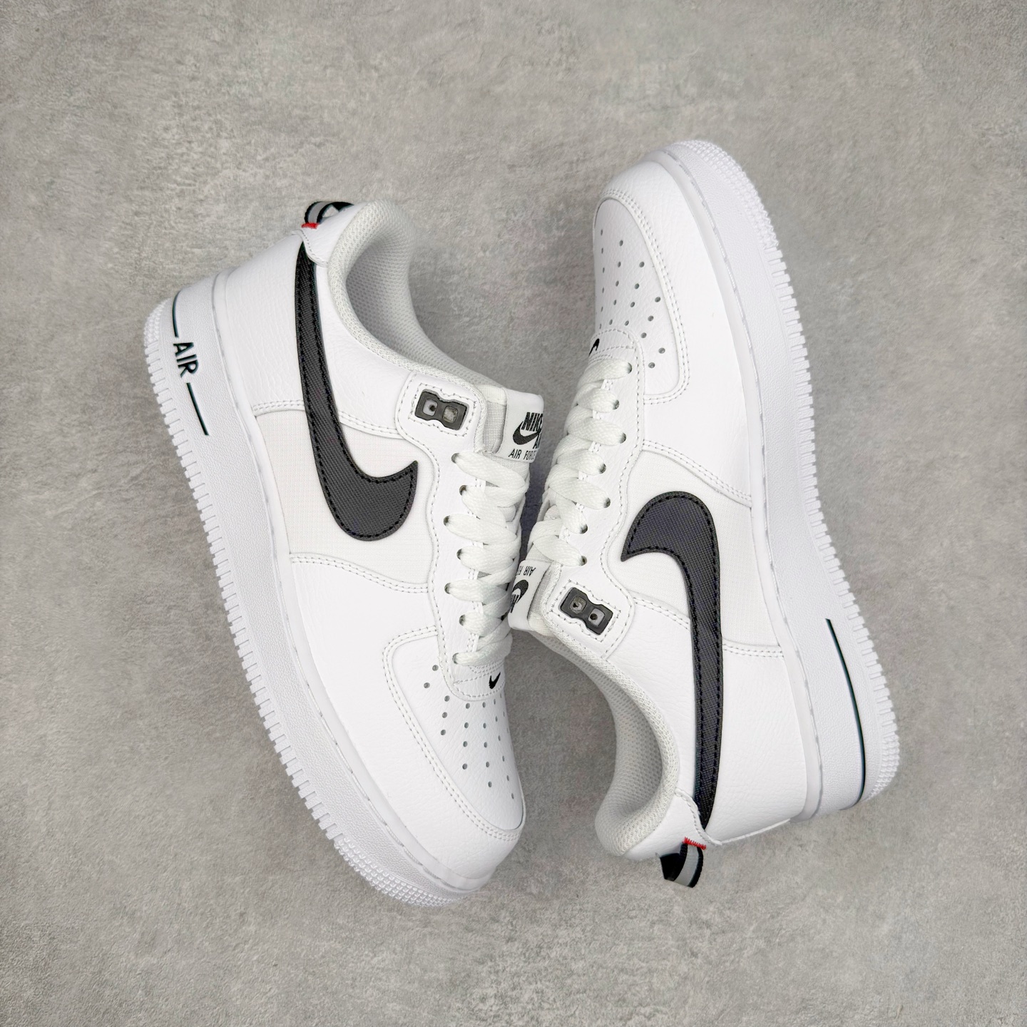 图片[3]-＃XT纯原 NK Air Force 1´07 Low 空军一号低帮百搭休闲运动板鞋 HV9509-100 顶级批次 2022全新楦头鞋型 鱼鳞大底 历时开发三个月 清洁度完美 二维码鞋标 内置芯片及solo气垫 大底高度及其弧度依照正品 钢印 logo刺绣 鞋口弧度 鞋头长度 鞋面冲孔 鞋垫背胶及钢印 完美鞋型对比正品 每一处都是细节满满 柔软、弹性十足的缓震性能和出色的中底设计 横跨复古与现代的外型结合 造就出风靡全球 三十多年的Force 1 直到今天还深受青睐 实拍调校N版已经零色差零失真 百分百还原实物色彩所见即所得 不存在货不对板色差等低级问题 选购参考实物拍摄 不混卖不参货 只用心做好货严格选品 承诺混一赔十 尺码：36 36.5 37.5 38 38.5 39 40 40.5 41 42 42.5 43 44 44.5 45-选品中心