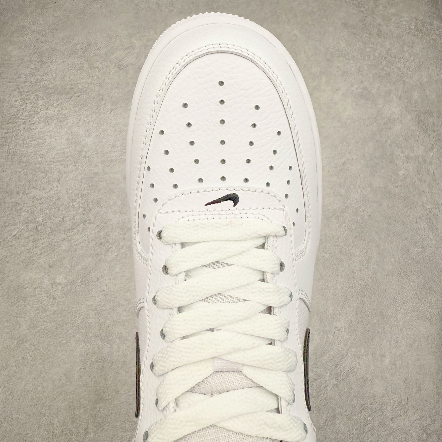 图片[4]-＃XT纯原 NK Air Force 1´07 Low 空军一号低帮百搭休闲运动板鞋 HV9509-100 顶级批次 2022全新楦头鞋型 鱼鳞大底 历时开发三个月 清洁度完美 二维码鞋标 内置芯片及solo气垫 大底高度及其弧度依照正品 钢印 logo刺绣 鞋口弧度 鞋头长度 鞋面冲孔 鞋垫背胶及钢印 完美鞋型对比正品 每一处都是细节满满 柔软、弹性十足的缓震性能和出色的中底设计 横跨复古与现代的外型结合 造就出风靡全球 三十多年的Force 1 直到今天还深受青睐 实拍调校N版已经零色差零失真 百分百还原实物色彩所见即所得 不存在货不对板色差等低级问题 选购参考实物拍摄 不混卖不参货 只用心做好货严格选品 承诺混一赔十 尺码：36 36.5 37.5 38 38.5 39 40 40.5 41 42 42.5 43 44 44.5 45-选品中心