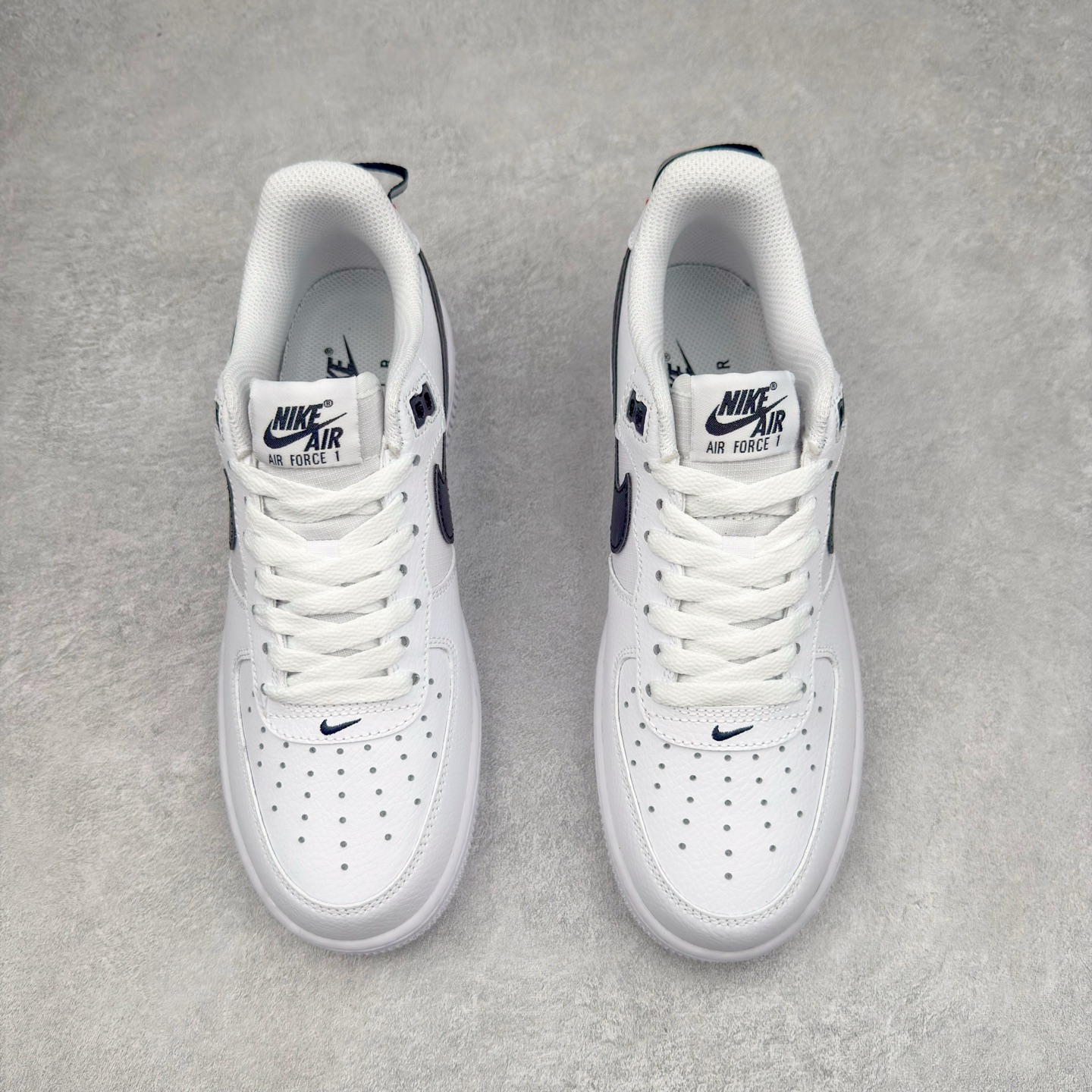 图片[2]-＃XT纯原 NK Air Force 1´07 Low 空军一号低帮百搭休闲运动板鞋 HV9509-100 顶级批次 2022全新楦头鞋型 鱼鳞大底 历时开发三个月 清洁度完美 二维码鞋标 内置芯片及solo气垫 大底高度及其弧度依照正品 钢印 logo刺绣 鞋口弧度 鞋头长度 鞋面冲孔 鞋垫背胶及钢印 完美鞋型对比正品 每一处都是细节满满 柔软、弹性十足的缓震性能和出色的中底设计 横跨复古与现代的外型结合 造就出风靡全球 三十多年的Force 1 直到今天还深受青睐 实拍调校N版已经零色差零失真 百分百还原实物色彩所见即所得 不存在货不对板色差等低级问题 选购参考实物拍摄 不混卖不参货 只用心做好货严格选品 承诺混一赔十 尺码：36 36.5 37.5 38 38.5 39 40 40.5 41 42 42.5 43 44 44.5 45-选品中心