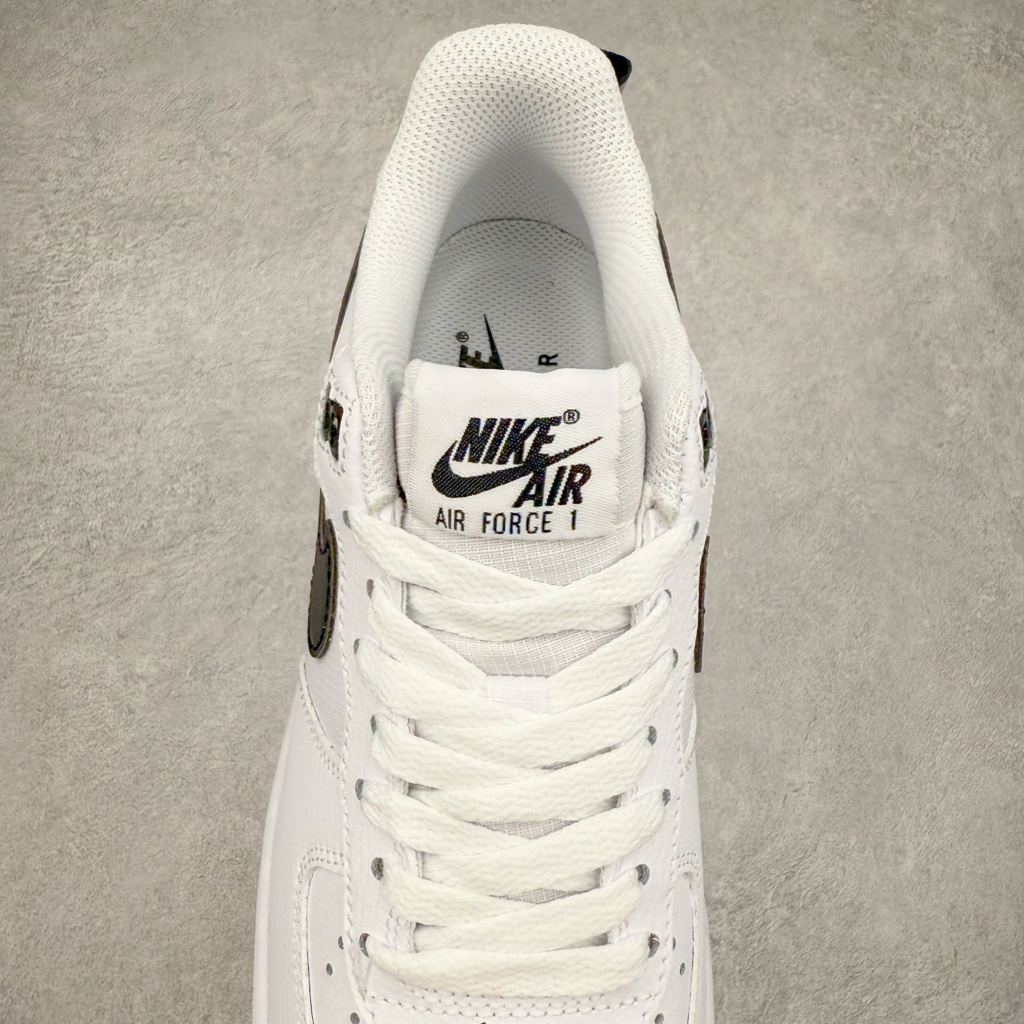 图片[5]-＃XT纯原 NK Air Force 1´07 Low 空军一号低帮百搭休闲运动板鞋 HV9509-100 顶级批次 2022全新楦头鞋型 鱼鳞大底 历时开发三个月 清洁度完美 二维码鞋标 内置芯片及solo气垫 大底高度及其弧度依照正品 钢印 logo刺绣 鞋口弧度 鞋头长度 鞋面冲孔 鞋垫背胶及钢印 完美鞋型对比正品 每一处都是细节满满 柔软、弹性十足的缓震性能和出色的中底设计 横跨复古与现代的外型结合 造就出风靡全球 三十多年的Force 1 直到今天还深受青睐 实拍调校N版已经零色差零失真 百分百还原实物色彩所见即所得 不存在货不对板色差等低级问题 选购参考实物拍摄 不混卖不参货 只用心做好货严格选品 承诺混一赔十 尺码：36 36.5 37.5 38 38.5 39 40 40.5 41 42 42.5 43 44 44.5 45-选品中心