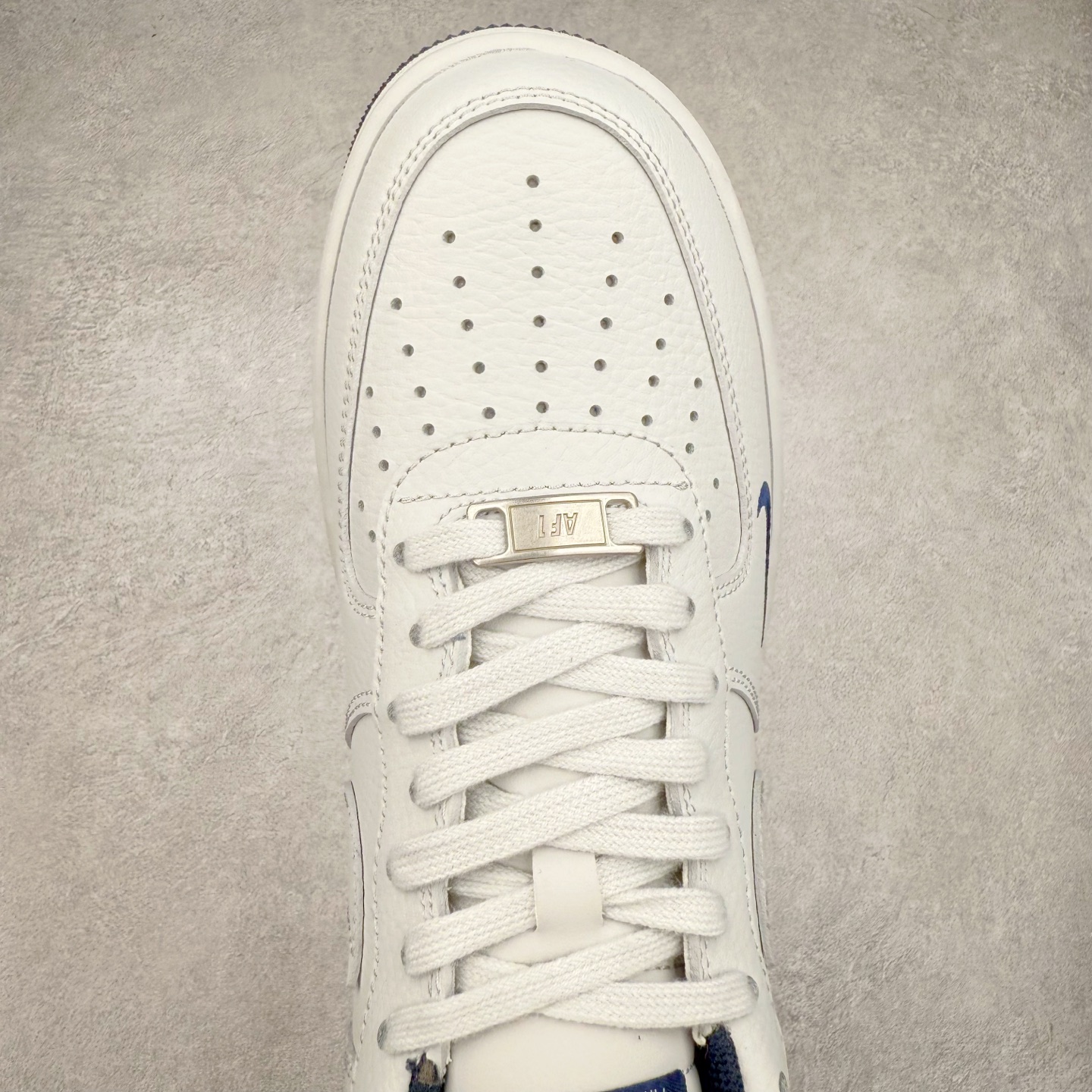 图片[4]-＃XT纯原 NK Air Force 1´07 Low 空军一号低帮百搭休闲运动板鞋 HM9483-001 顶级批次 2022全新楦头鞋型 鱼鳞大底 历时开发三个月 清洁度完美 二维码鞋标 内置芯片及solo气垫 大底高度及其弧度依照正品 钢印 logo刺绣 鞋口弧度 鞋头长度 鞋面冲孔 鞋垫背胶及钢印 完美鞋型对比正品 每一处都是细节满满 柔软、弹性十足的缓震性能和出色的中底设计 横跨复古与现代的外型结合 造就出风靡全球 三十多年的Force 1 直到今天还深受青睐 实拍调校N版已经零色差零失真 百分百还原实物色彩所见即所得 不存在货不对板色差等低级问题 选购参考实物拍摄 不混卖不参货 只用心做好货严格选品 承诺混一赔十 尺码：36 36.5 37.5 38 38.5 39 40 40.5 41 42 42.5 43 44 44.5 45-选品中心