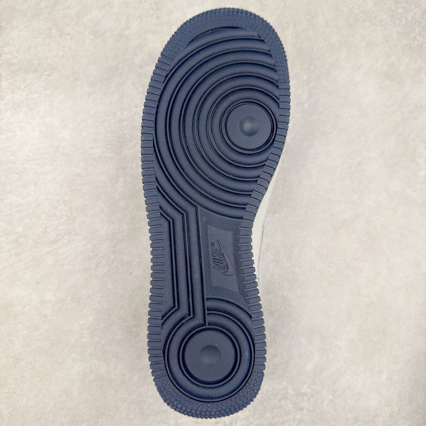 图片[9]-＃XT纯原 NK Air Force 1´07 Low 空军一号低帮百搭休闲运动板鞋 HM9483-001 顶级批次 2022全新楦头鞋型 鱼鳞大底 历时开发三个月 清洁度完美 二维码鞋标 内置芯片及solo气垫 大底高度及其弧度依照正品 钢印 logo刺绣 鞋口弧度 鞋头长度 鞋面冲孔 鞋垫背胶及钢印 完美鞋型对比正品 每一处都是细节满满 柔软、弹性十足的缓震性能和出色的中底设计 横跨复古与现代的外型结合 造就出风靡全球 三十多年的Force 1 直到今天还深受青睐 实拍调校N版已经零色差零失真 百分百还原实物色彩所见即所得 不存在货不对板色差等低级问题 选购参考实物拍摄 不混卖不参货 只用心做好货严格选品 承诺混一赔十 尺码：36 36.5 37.5 38 38.5 39 40 40.5 41 42 42.5 43 44 44.5 45-选品中心