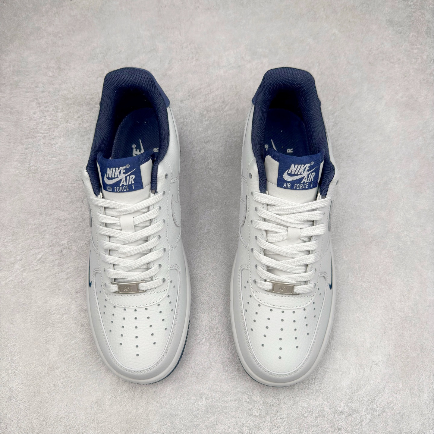 图片[2]-＃XT纯原 NK Air Force 1´07 Low 空军一号低帮百搭休闲运动板鞋 HM9483-001 顶级批次 2022全新楦头鞋型 鱼鳞大底 历时开发三个月 清洁度完美 二维码鞋标 内置芯片及solo气垫 大底高度及其弧度依照正品 钢印 logo刺绣 鞋口弧度 鞋头长度 鞋面冲孔 鞋垫背胶及钢印 完美鞋型对比正品 每一处都是细节满满 柔软、弹性十足的缓震性能和出色的中底设计 横跨复古与现代的外型结合 造就出风靡全球 三十多年的Force 1 直到今天还深受青睐 实拍调校N版已经零色差零失真 百分百还原实物色彩所见即所得 不存在货不对板色差等低级问题 选购参考实物拍摄 不混卖不参货 只用心做好货严格选品 承诺混一赔十 尺码：36 36.5 37.5 38 38.5 39 40 40.5 41 42 42.5 43 44 44.5 45-选品中心